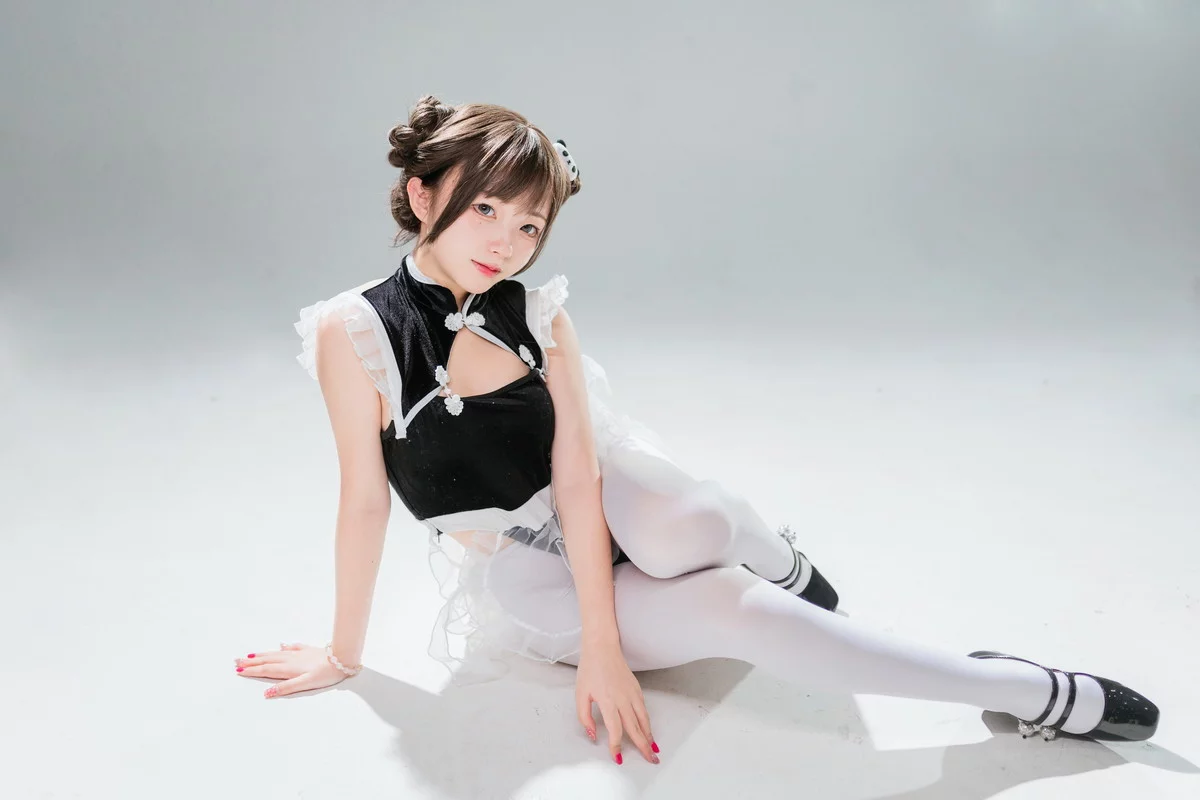 网络美女花铃高叉小熊猫主题私房性感黑色高叉连体衣配白丝裤袜迷人诱惑写真85P