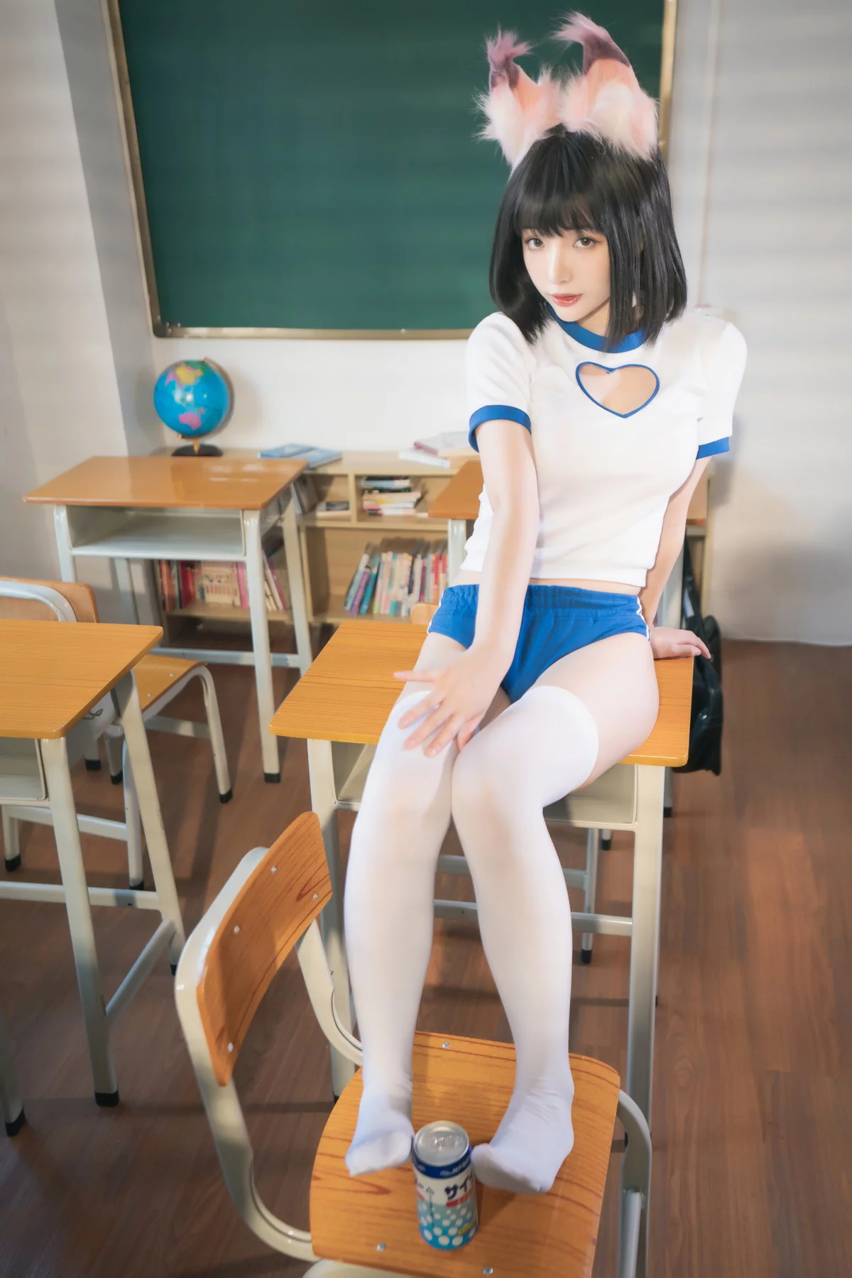 动漫博主雯妹不讲道理运动服猫咪主题教师性感白色运动装配白丝袜迷人诱惑写真30P