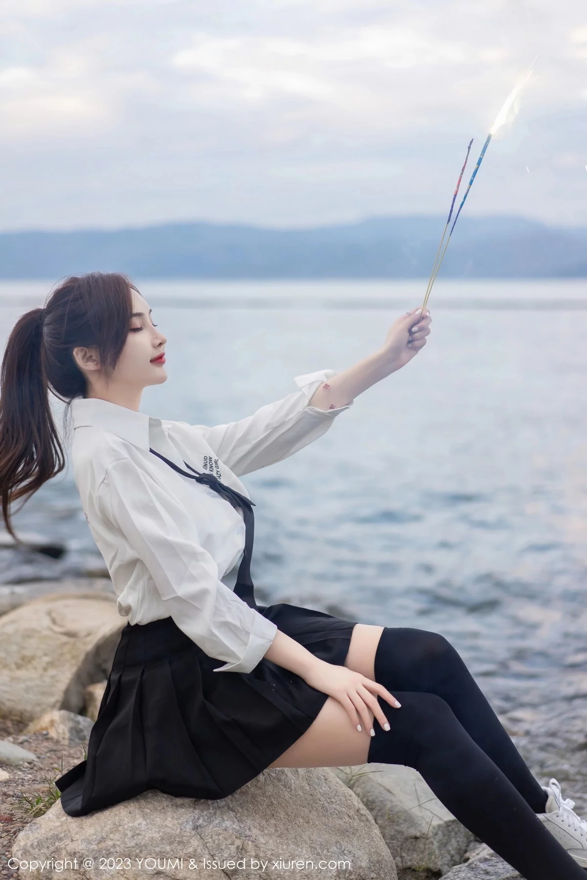 [YouMi尤蜜荟]Vol.903_女神Carol周妍希大理旅拍性感白T配黑短裙秀完美身材迷人写真100P