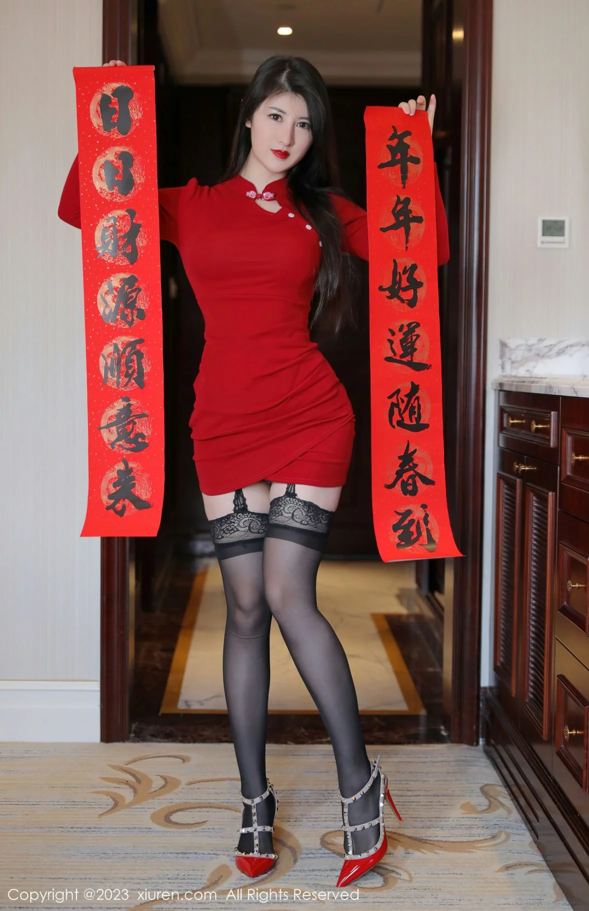 XiuRen第6166期_模特诗诗kiki脱红色连衣短裙露紫色蕾丝内衣配蕾丝吊袜诱惑写真60P