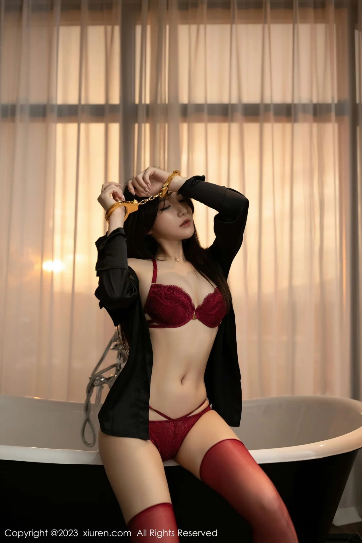 XiuRen第6172期_模特鱼子酱Fish三亚旅拍红色蕾丝内衣+黑色内衣完美诱惑写真88P