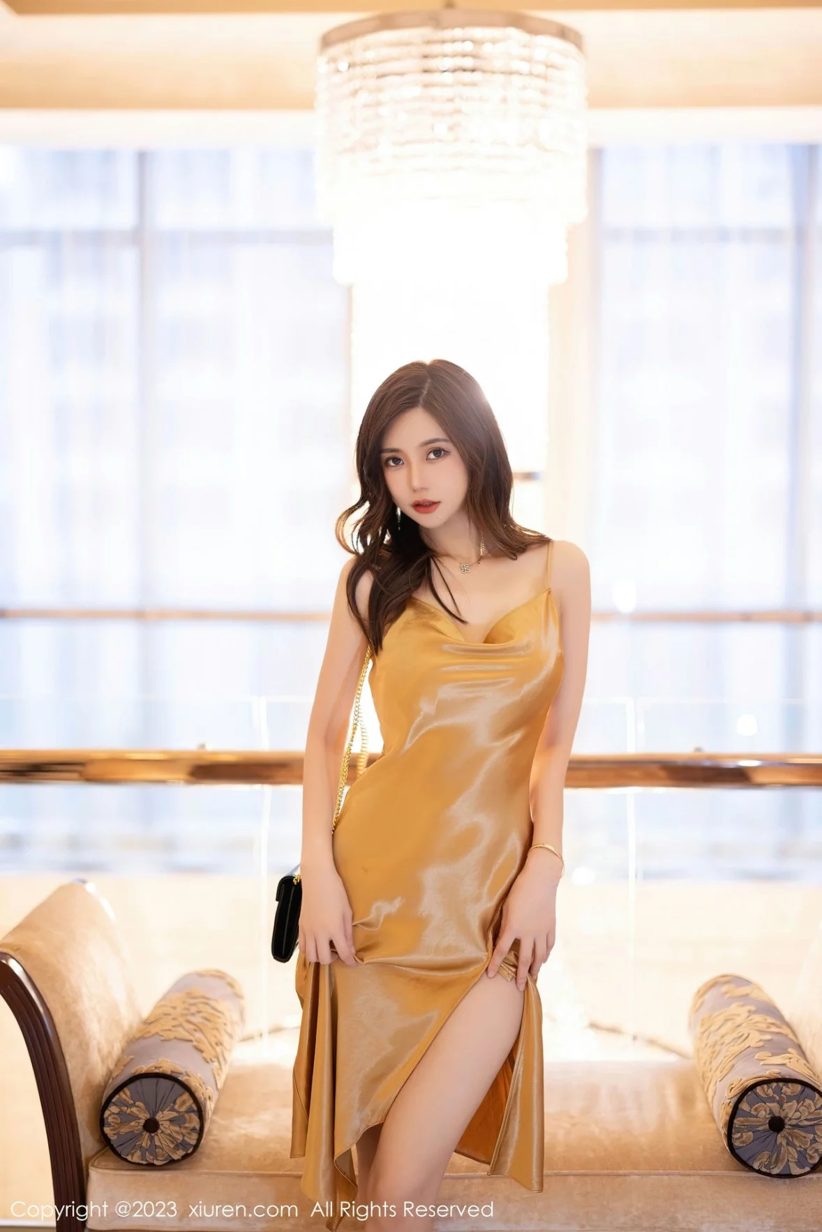 XiuRen第6169期_女神绮里嘉ula性感土黄吊带长裙半撩秀翘臀美腿迷人诱惑写真102P