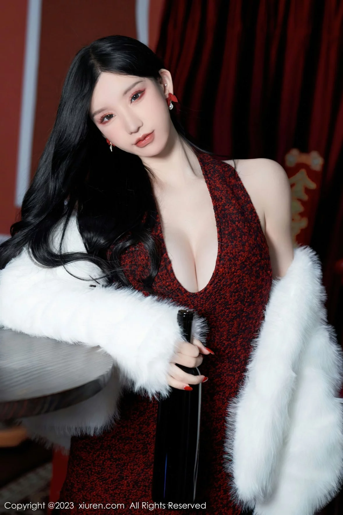 XiuRen第6174期_女神周于希Sally新春主题低胸服饰配超薄黑丝秀完美身材诱惑写真85P