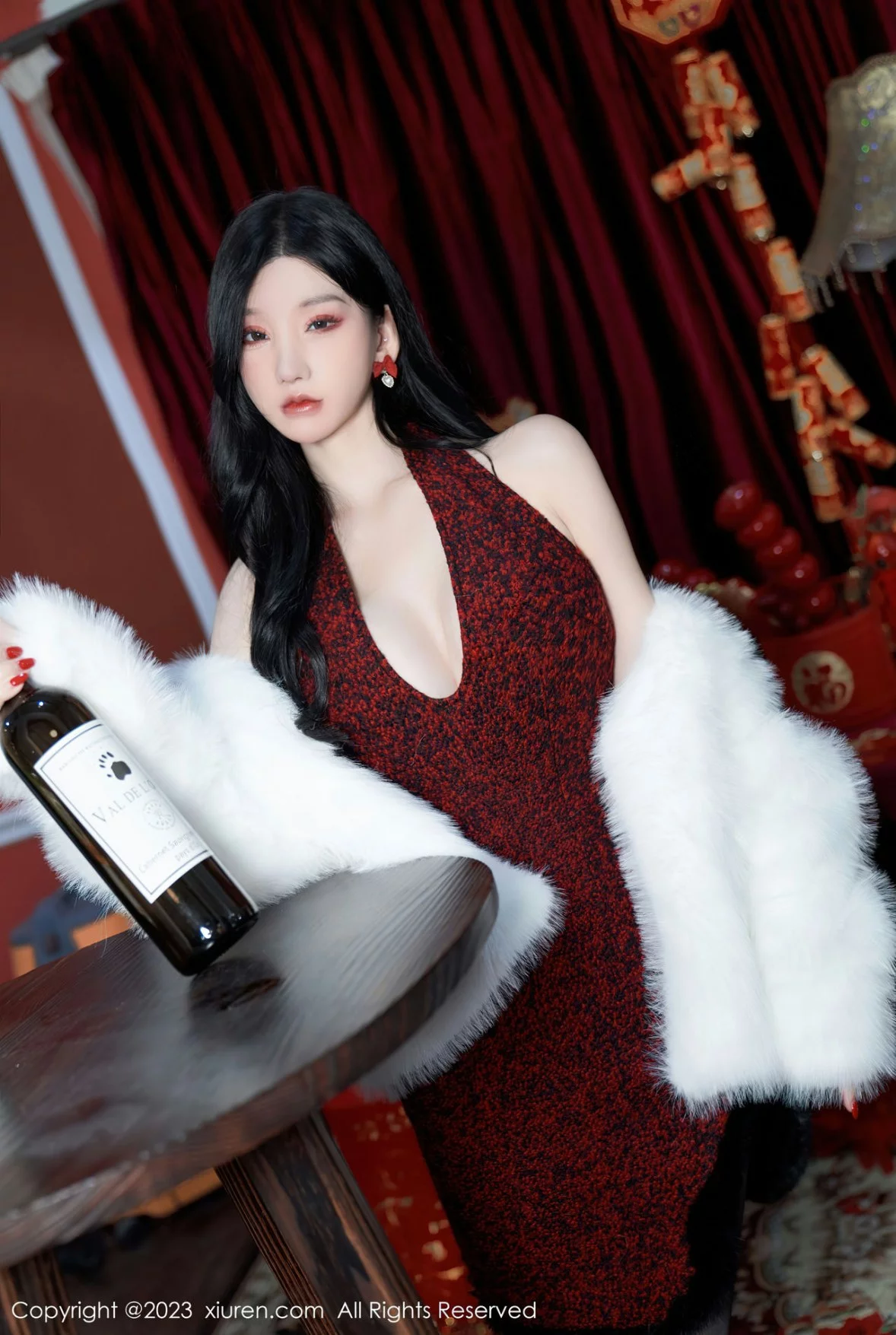 XiuRen第6174期_女神周于希Sally新春主题低胸服饰配超薄黑丝秀完美身材诱惑写真85P
