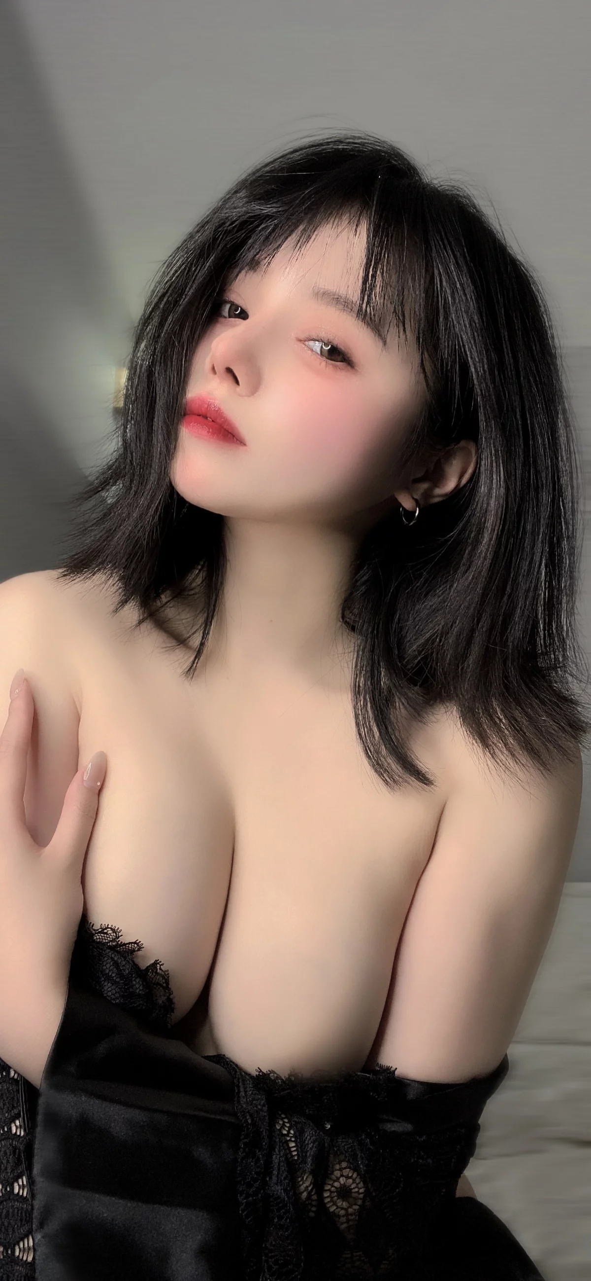 网络美女七月喵子回家的诱惑主题私房性感黑色缕空服饰半脱露豪乳遮点诱惑写真46P