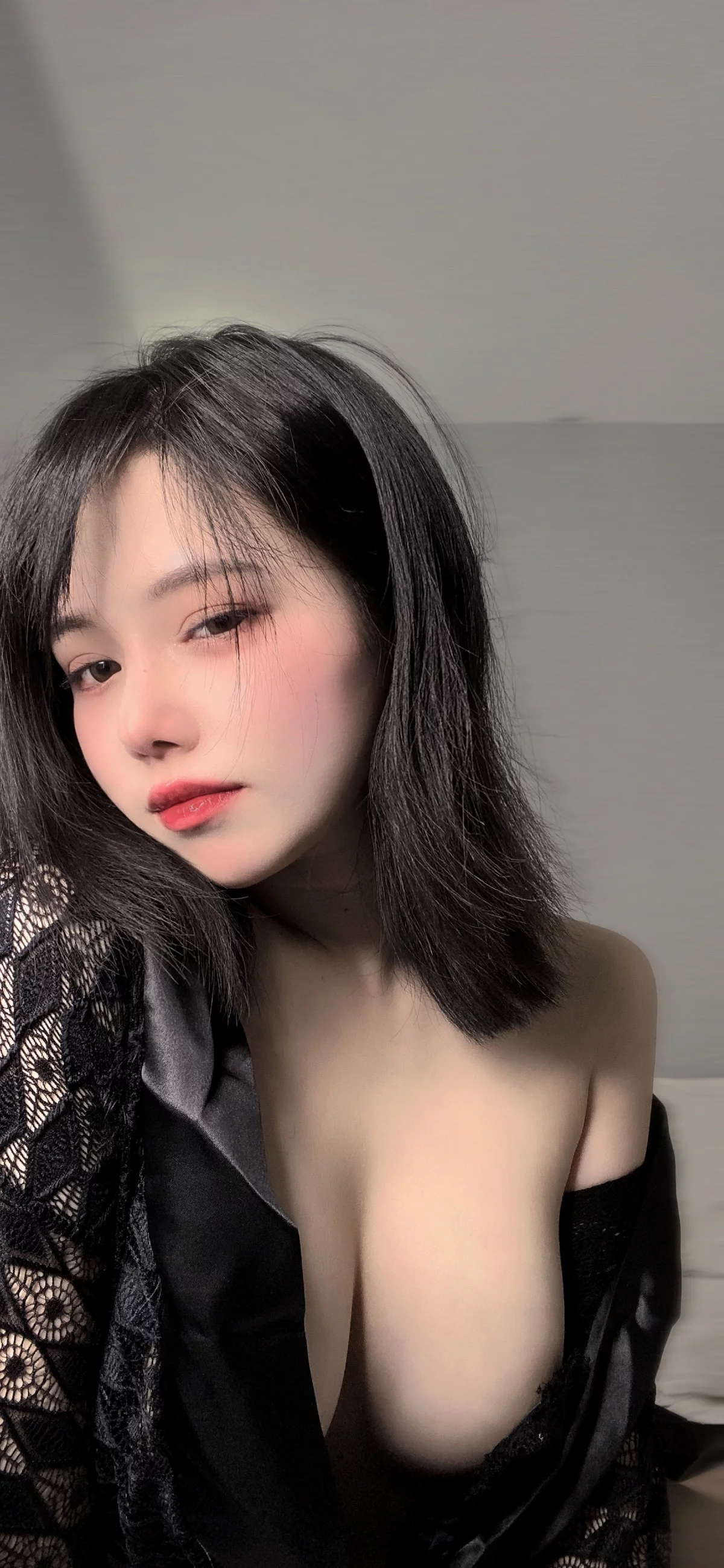 网络美女七月喵子回家的诱惑主题私房性感黑色缕空服饰半脱露豪乳遮点诱惑写真46P