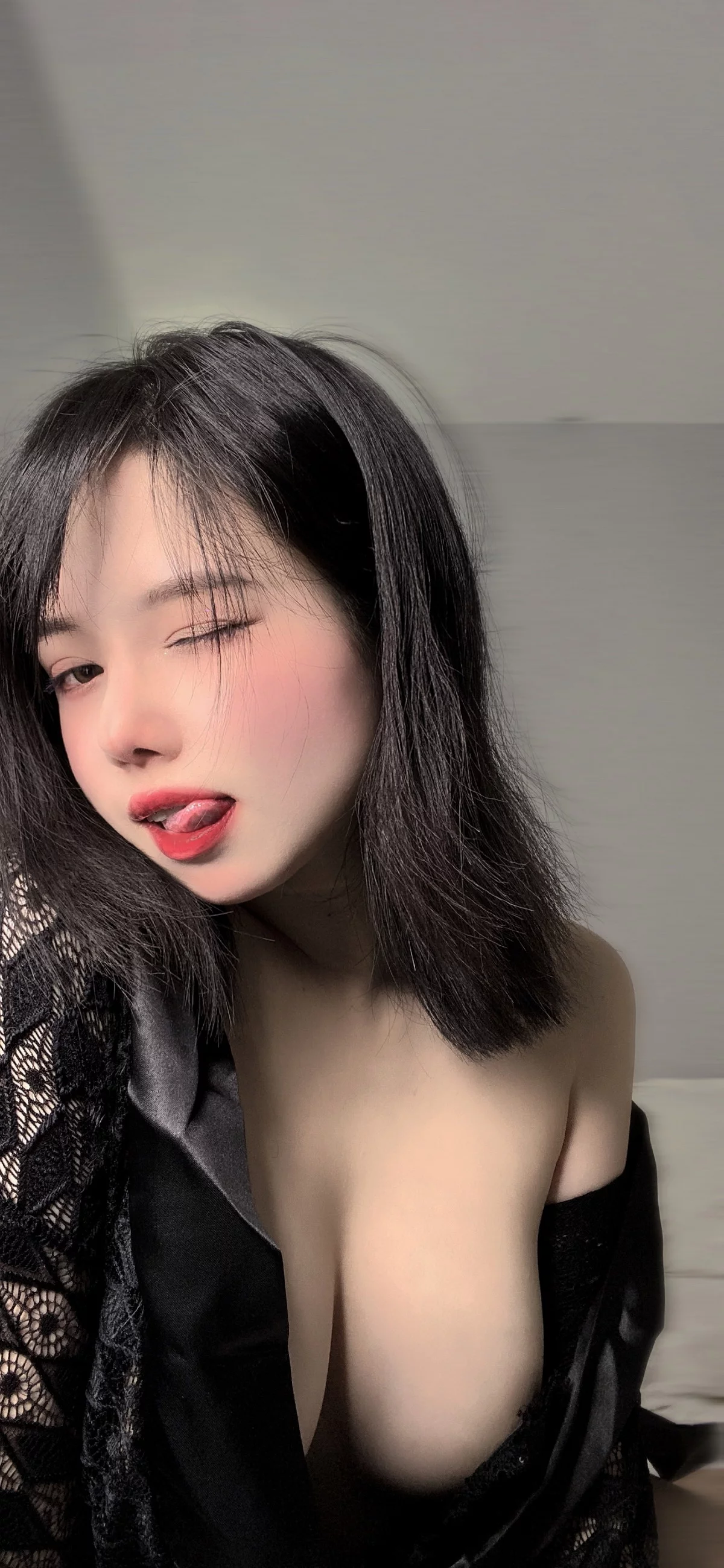 网络美女七月喵子回家的诱惑主题私房性感黑色缕空服饰半脱露豪乳遮点诱惑写真46P