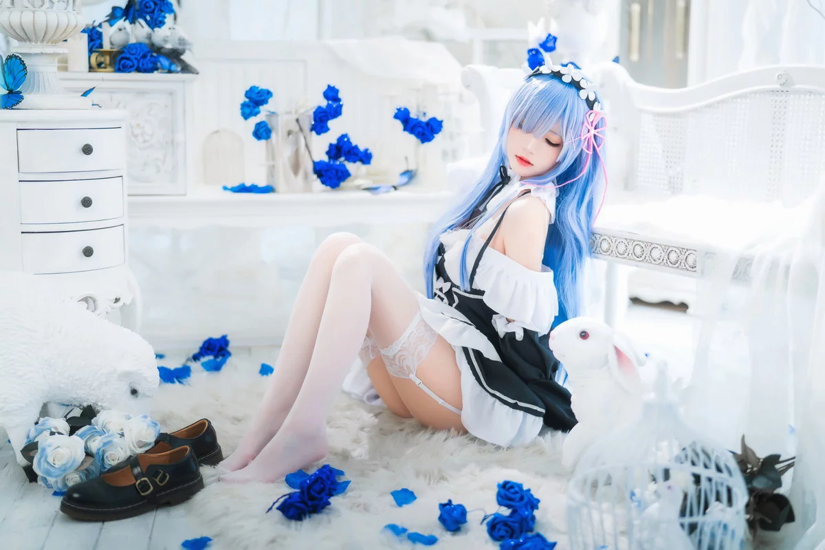 网络美女桜桃喵长发蕾姆主题私房性感服饰配白色蕾丝吊袜秀翘臀美腿诱惑写真89P