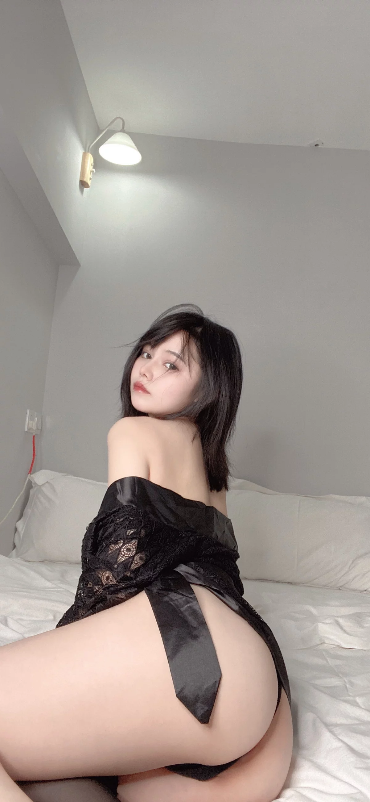 网络美女七月喵子回家的诱惑主题私房性感黑色缕空服饰半脱露豪乳遮点诱惑写真46P