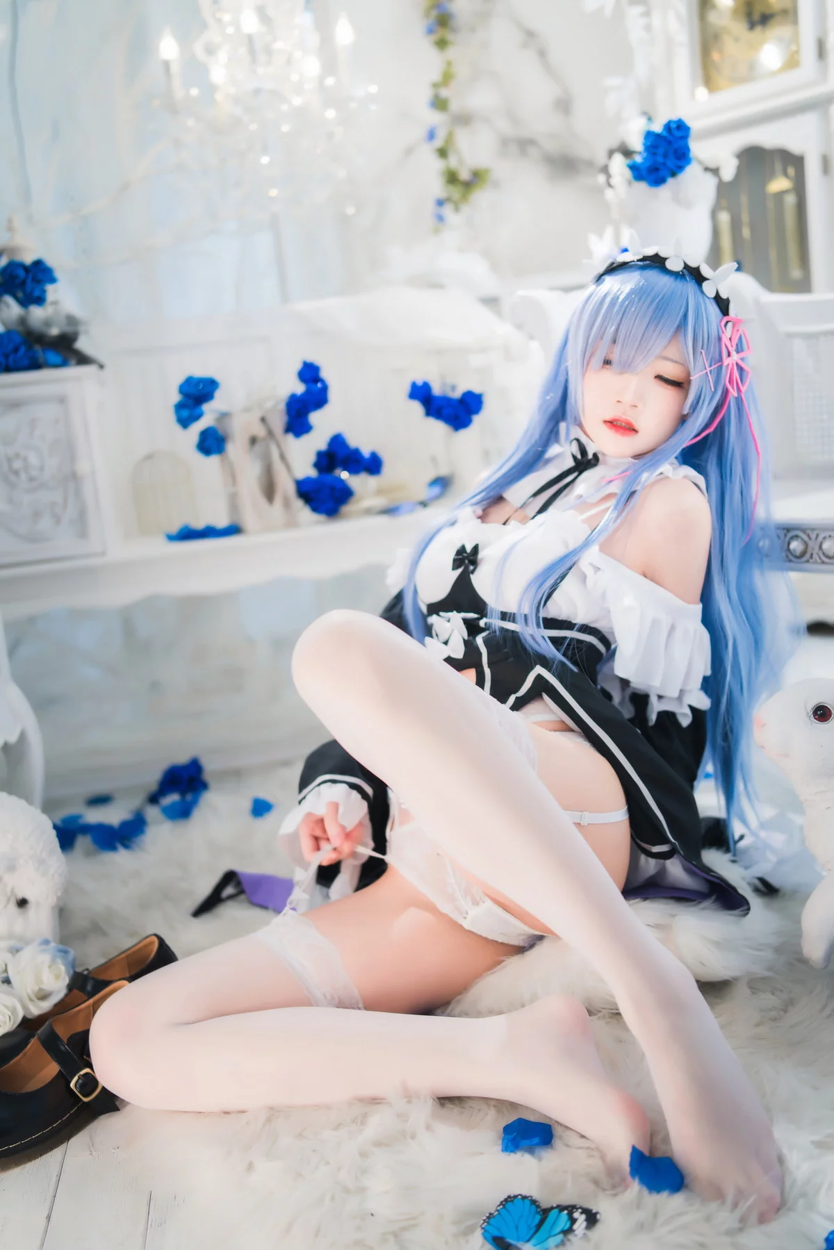 网络美女桜桃喵长发蕾姆主题私房性感服饰配白色蕾丝吊袜秀翘臀美腿诱惑写真89P