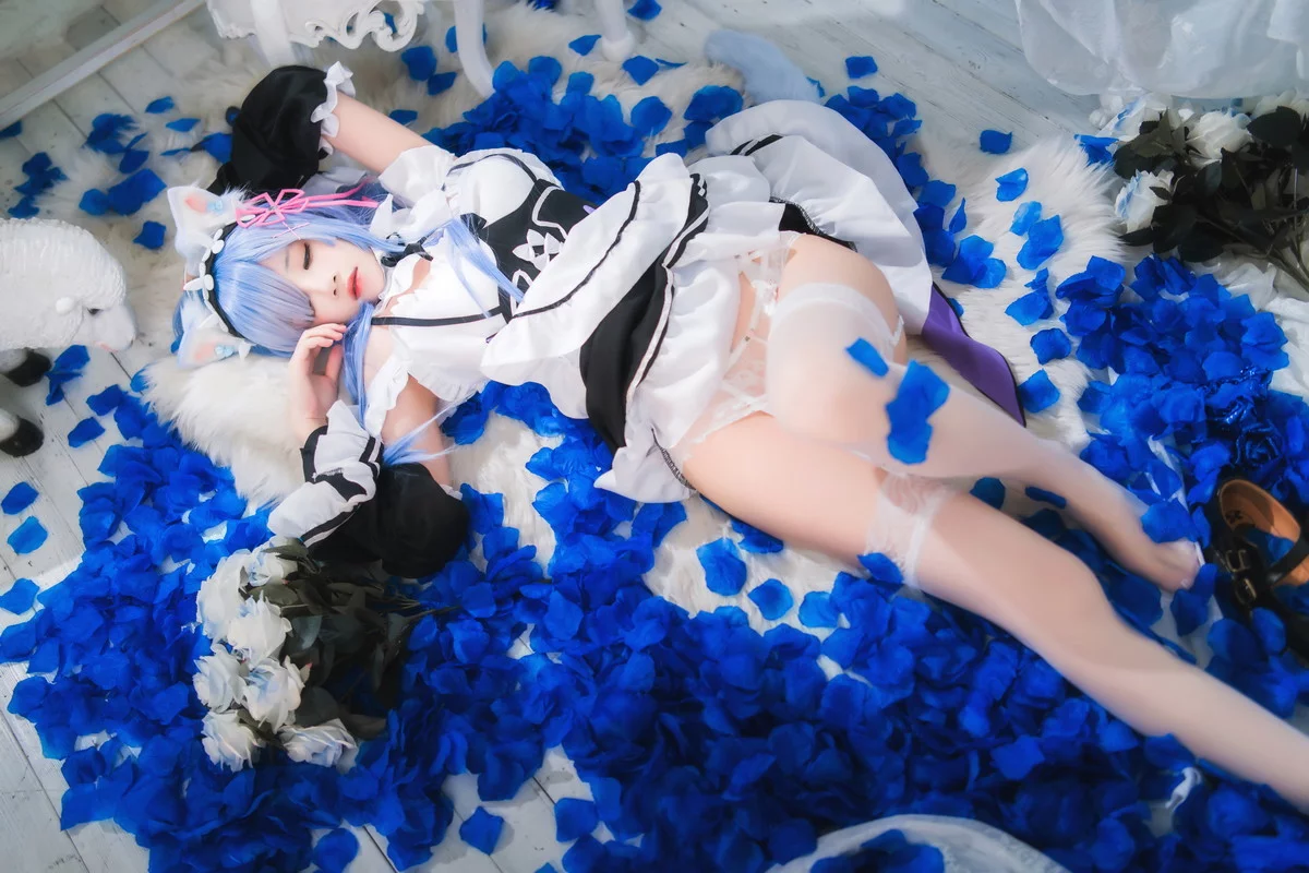 网络美女桜桃喵长发蕾姆主题私房性感服饰配白色蕾丝吊袜秀翘臀美腿诱惑写真89P