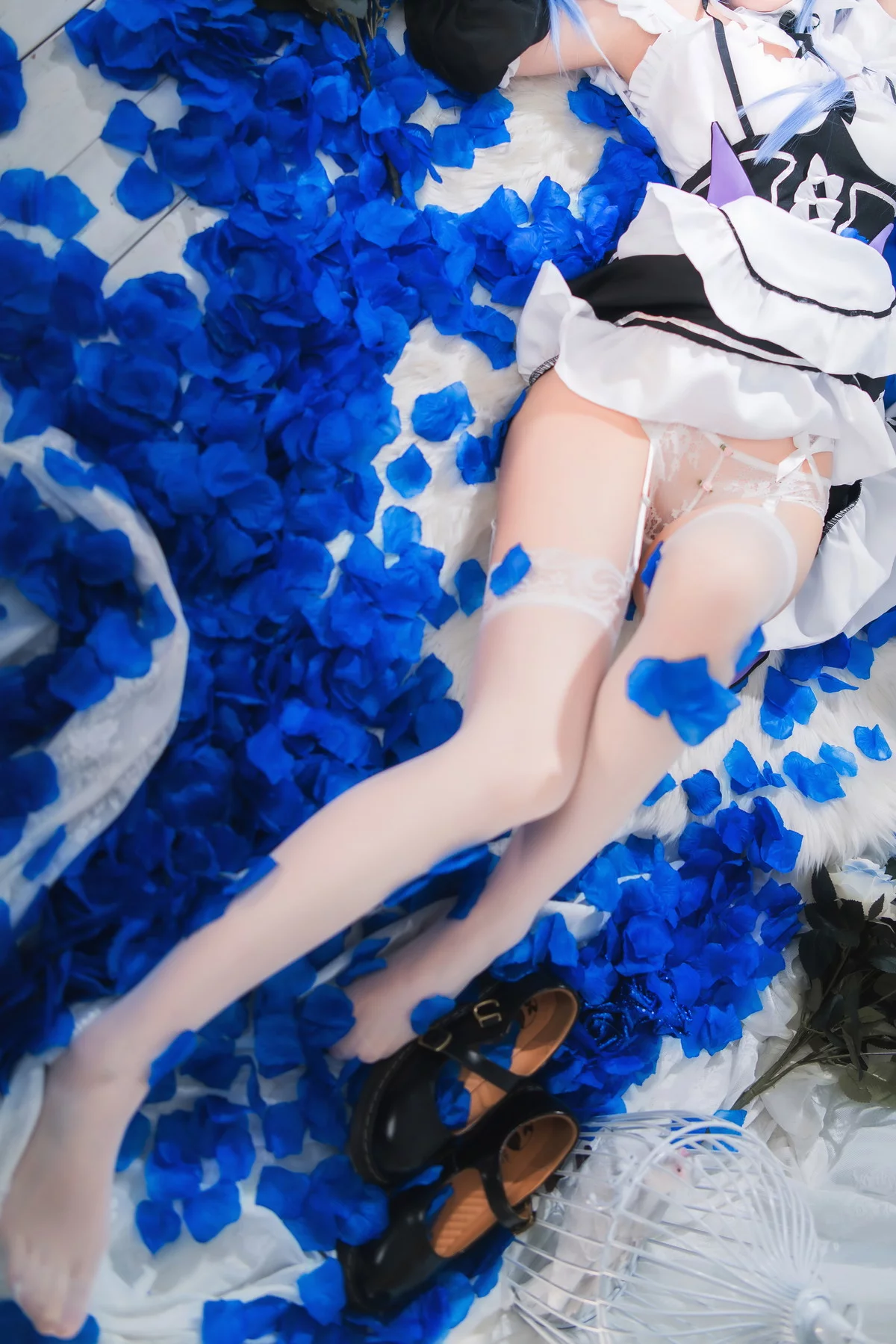 网络美女桜桃喵长发蕾姆主题私房性感服饰配白色蕾丝吊袜秀翘臀美腿诱惑写真89P