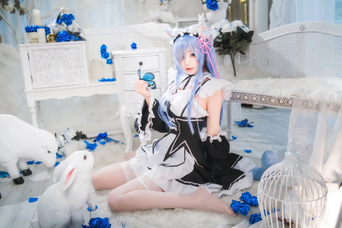 网络美女桜桃喵长发蕾姆主题私房性感服饰配白色蕾丝吊袜秀翘臀美腿诱惑写真89P