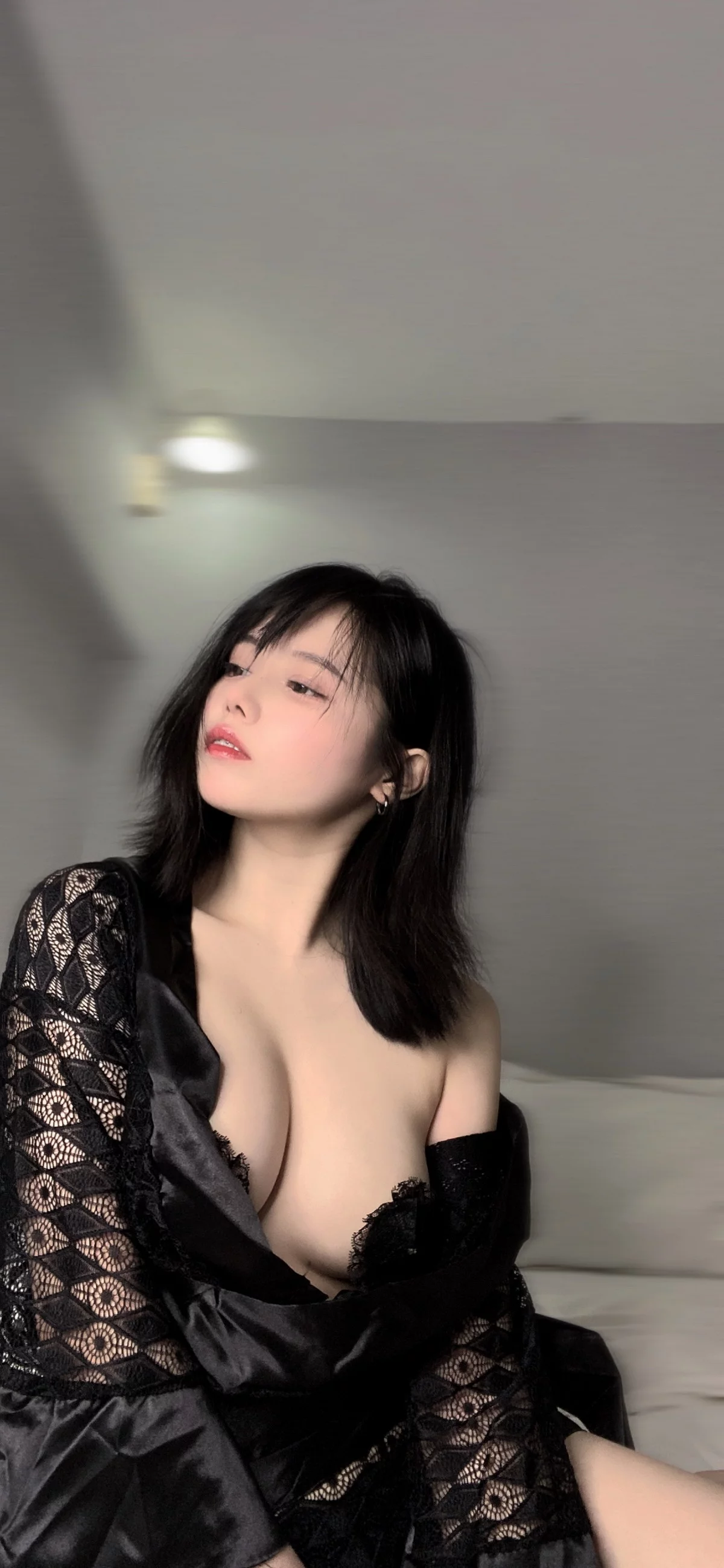 网络美女七月喵子回家的诱惑主题私房性感黑色缕空服饰半脱露豪乳遮点诱惑写真46P
