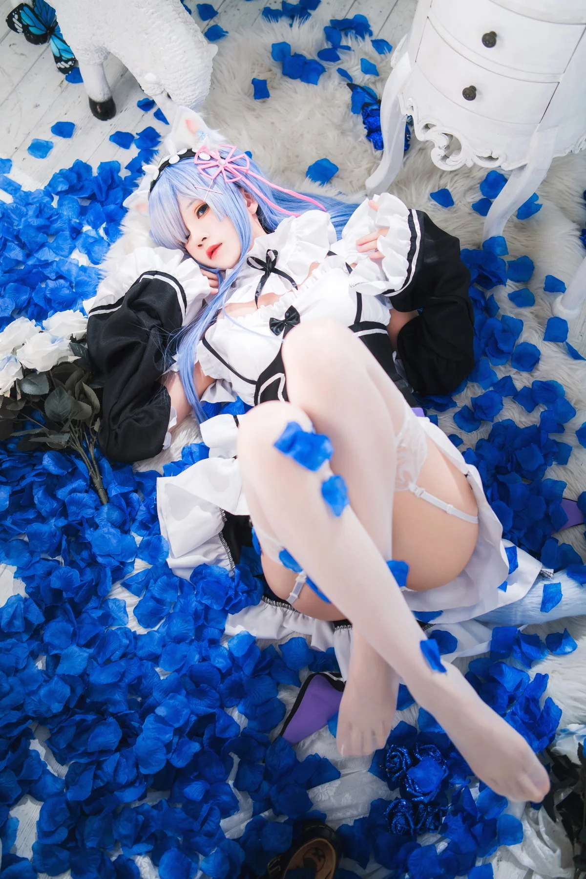 网络美女桜桃喵长发蕾姆主题私房性感服饰配白色蕾丝吊袜秀翘臀美腿诱惑写真89P