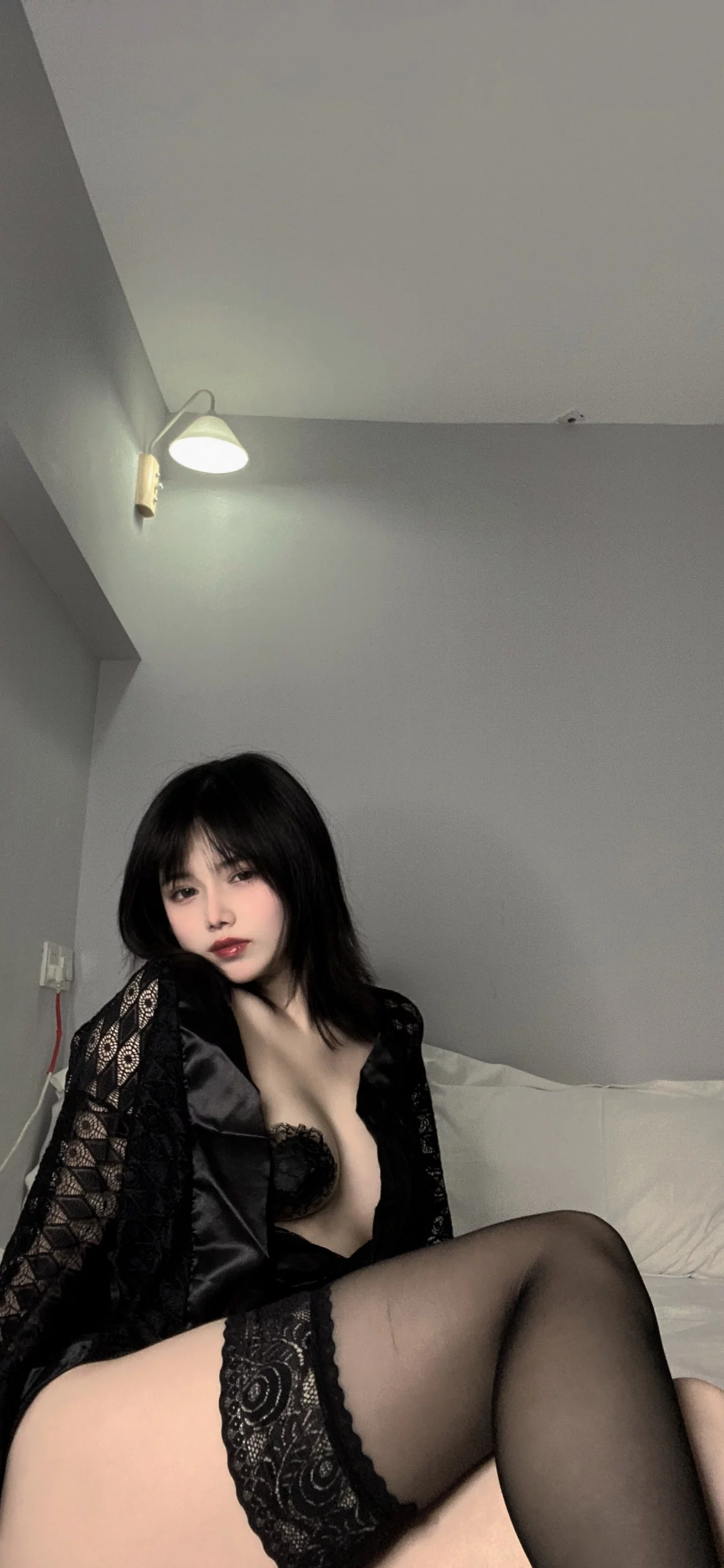 网络美女七月喵子回家的诱惑主题私房性感黑色缕空服饰半脱露豪乳遮点诱惑写真46P