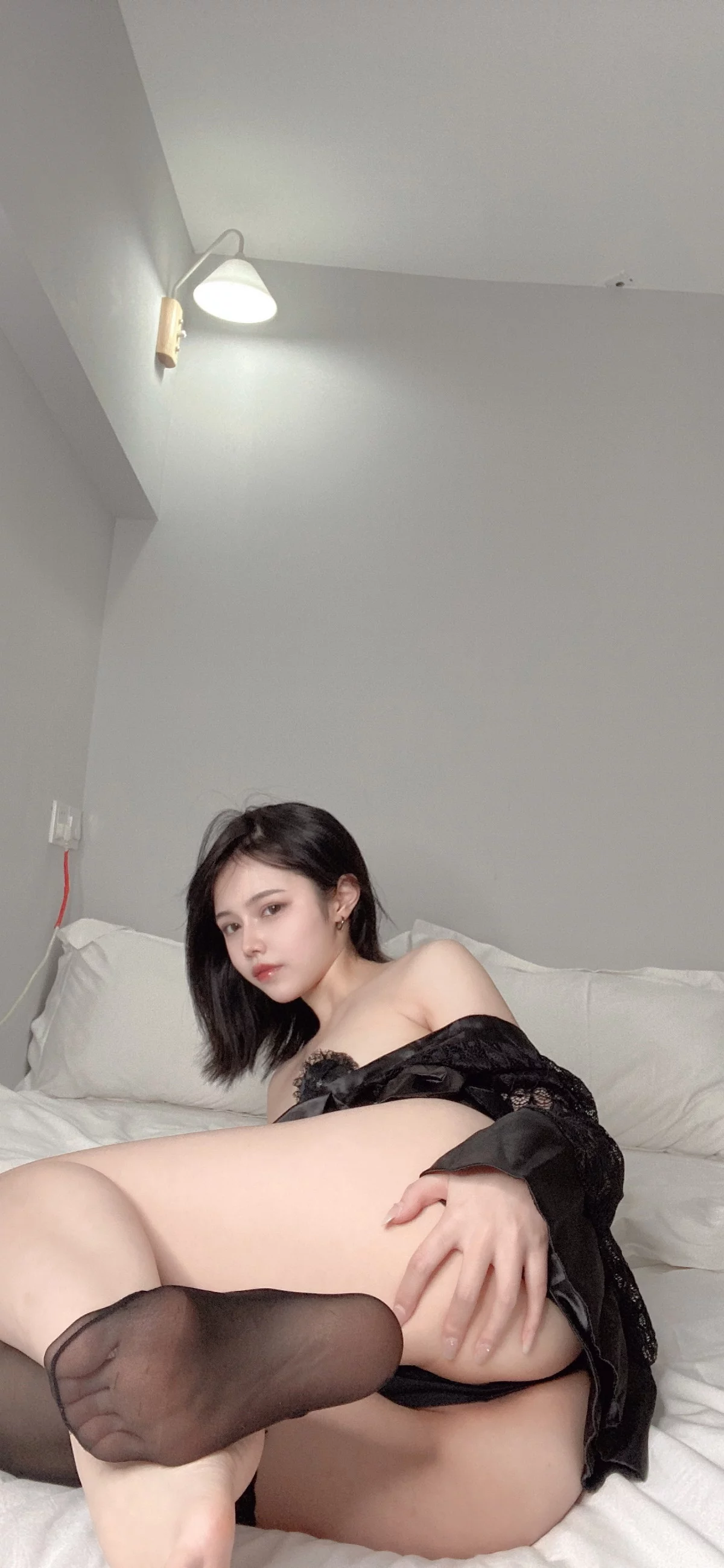 网络美女七月喵子回家的诱惑主题私房性感黑色缕空服饰半脱露豪乳遮点诱惑写真46P