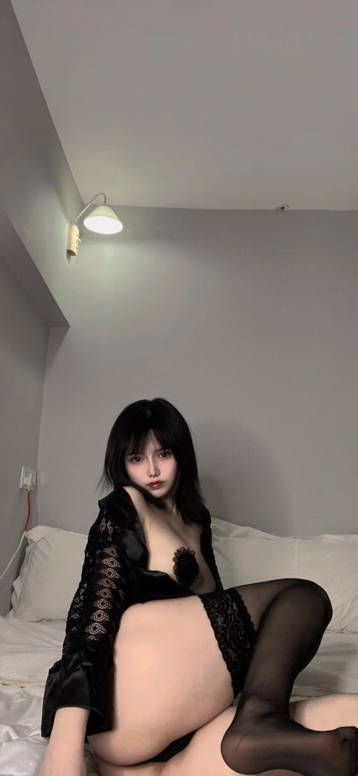 网络美女七月喵子回家的诱惑主题私房性感黑色缕空服饰半脱露豪乳遮点诱惑写真46P