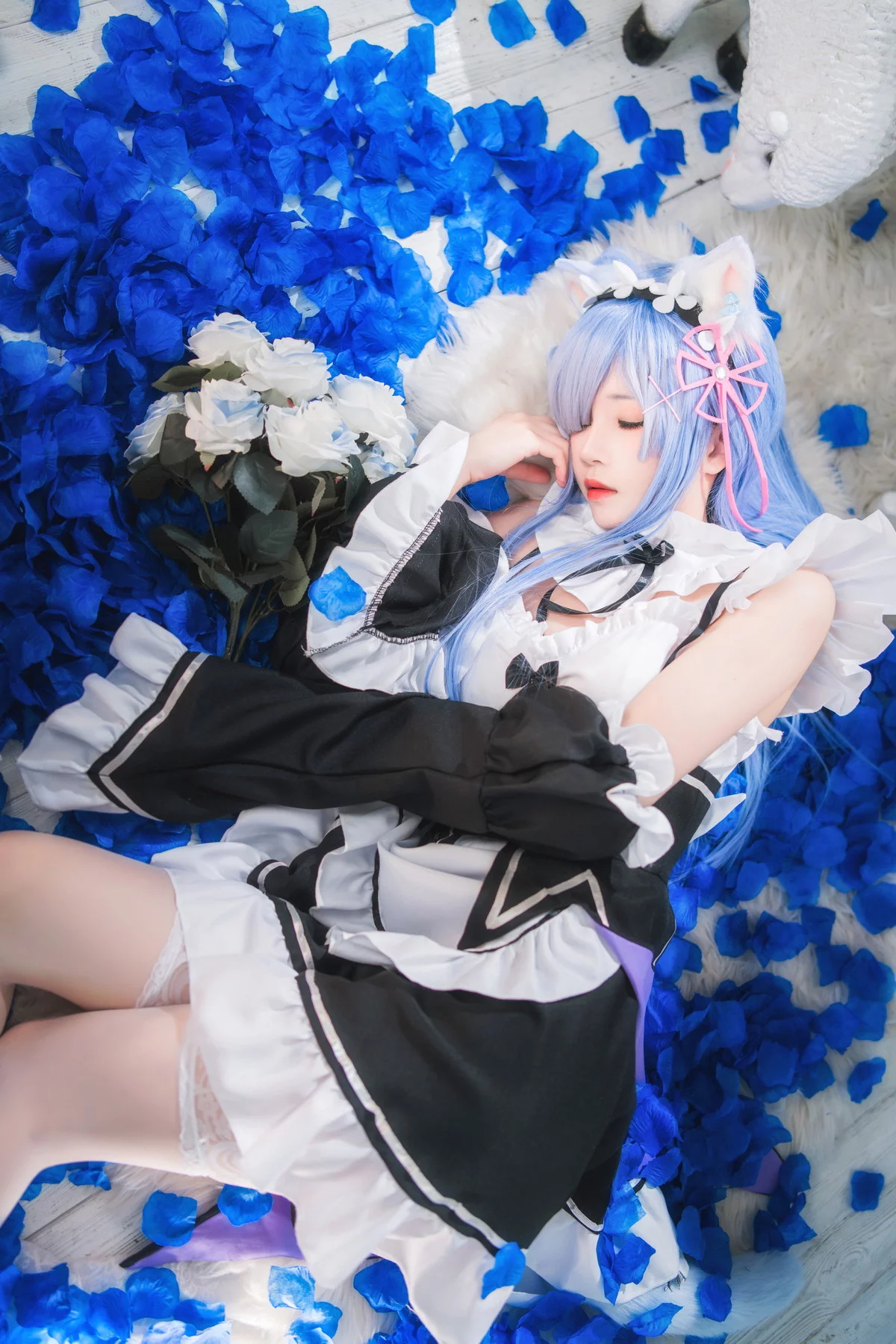 网络美女桜桃喵长发蕾姆主题私房性感服饰配白色蕾丝吊袜秀翘臀美腿诱惑写真89P