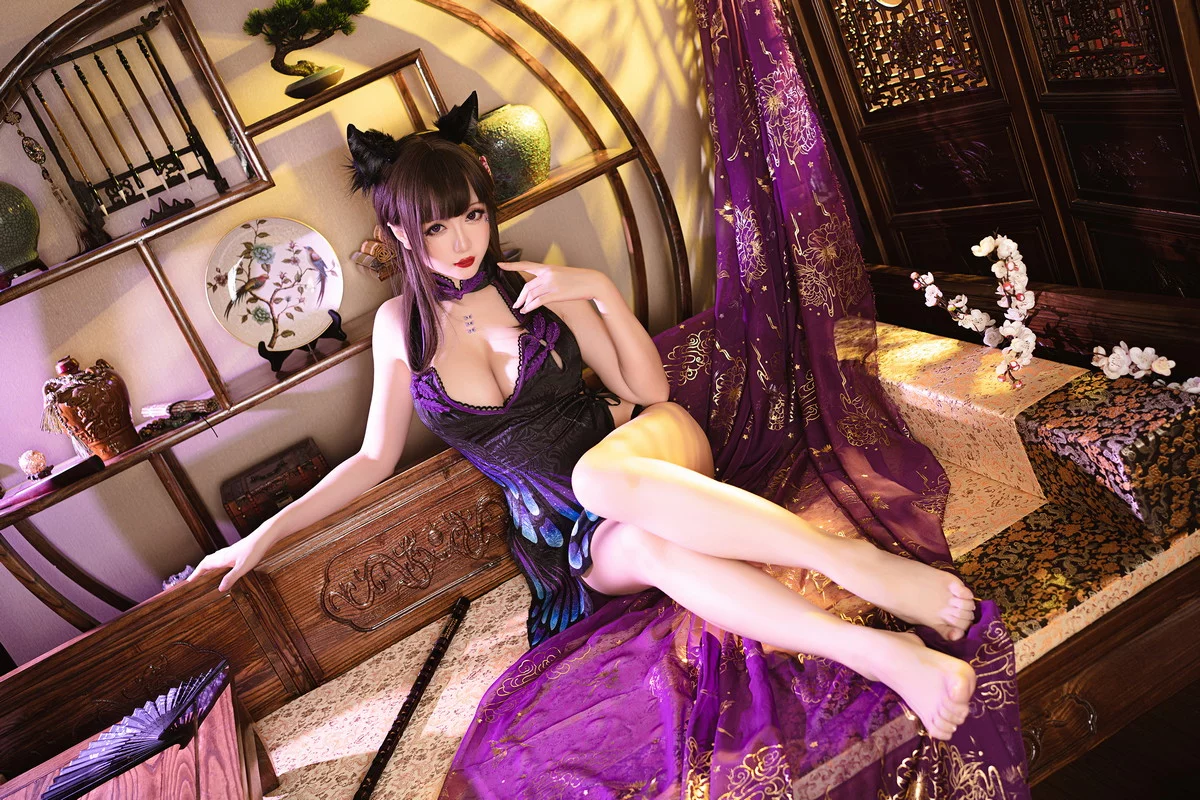 Coser小姐姐星之迟迟蝴蝶旗袍主题性感黑色低胸旗袍半撩秀豪乳翘臀诱惑写真46P