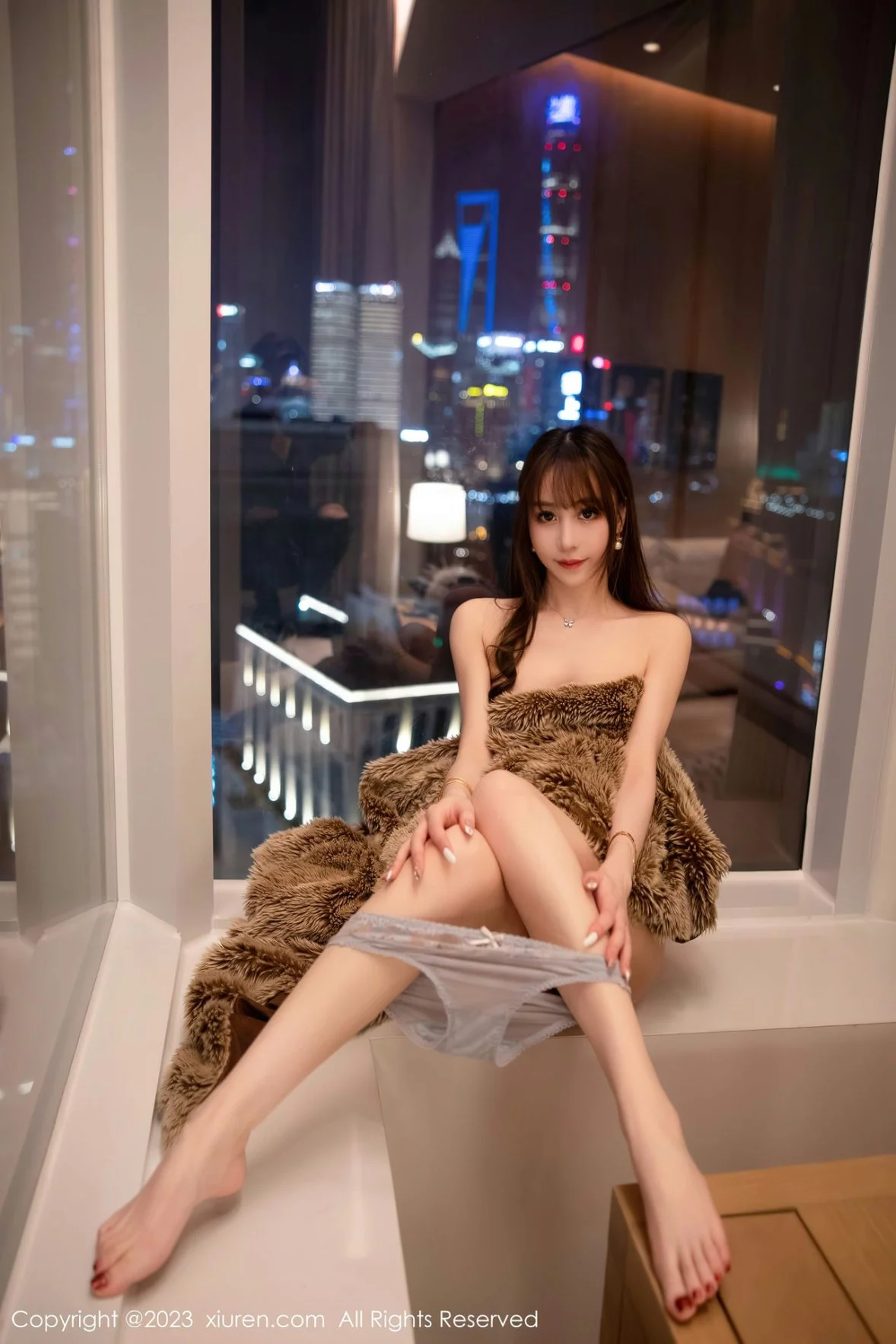 XiuRen第6184期_模特水水er性感银灰色短款上衣配灰色短裙秀曼妙身姿迷人写真82P