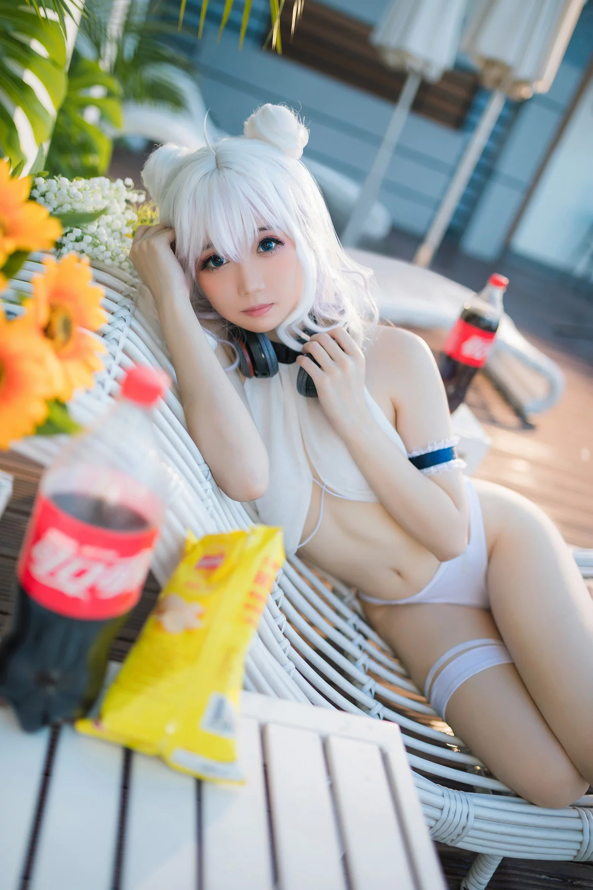 网络美女焖焖碳恶毒泳衣主题泳池边沙滩上性感白色泳衣秀完美身材迷人写真37P