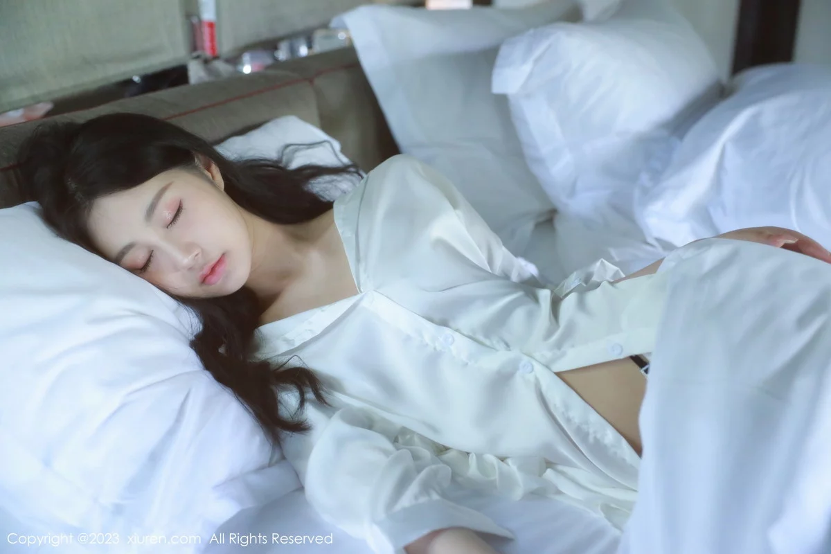 XiuRen第6183期_模特谢晚晚私房床上脱性感白T秀曼妙身姿美轮美奂迷人诱惑写真44P