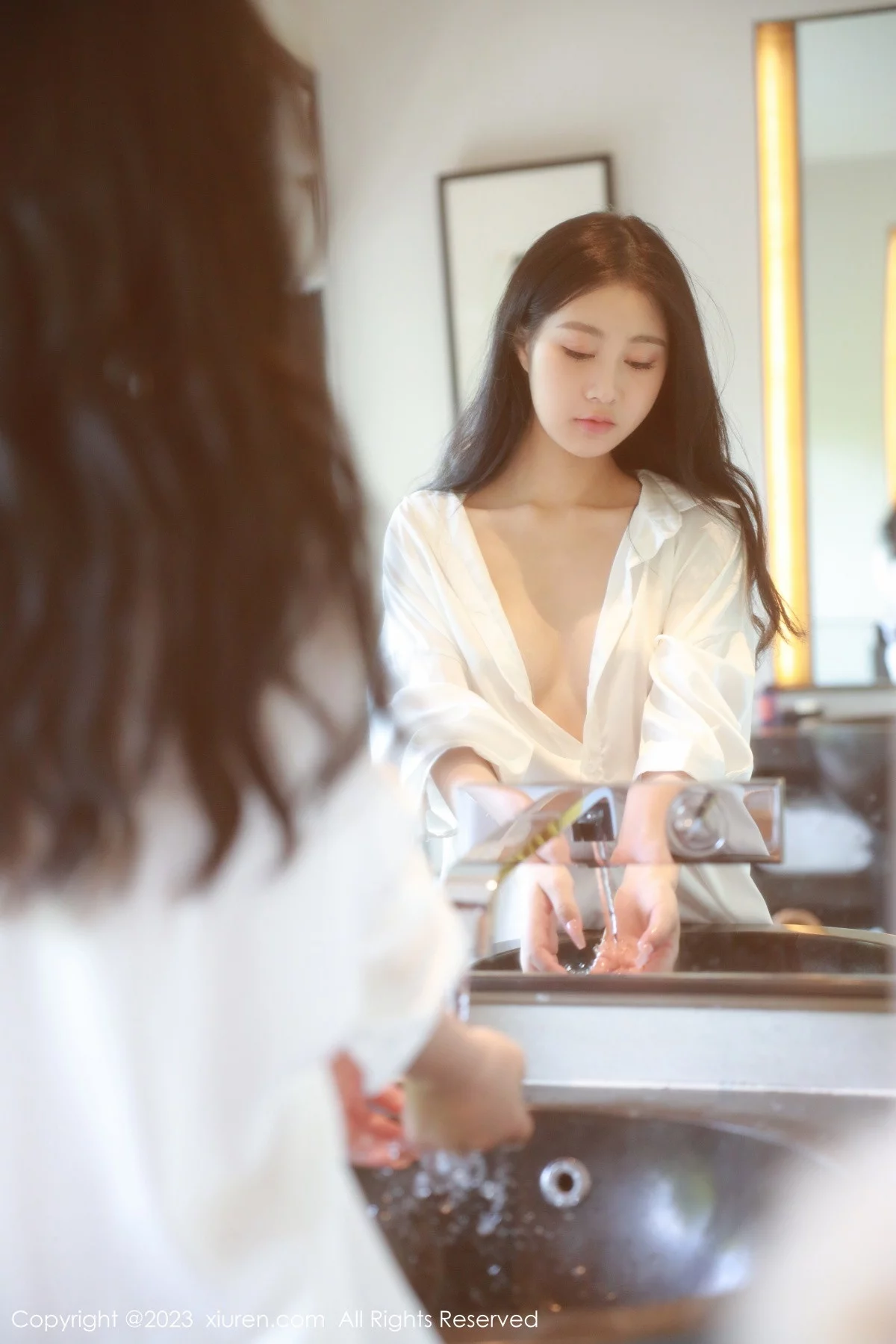 XiuRen第6183期_模特谢晚晚私房床上脱性感白T秀曼妙身姿美轮美奂迷人诱惑写真44P