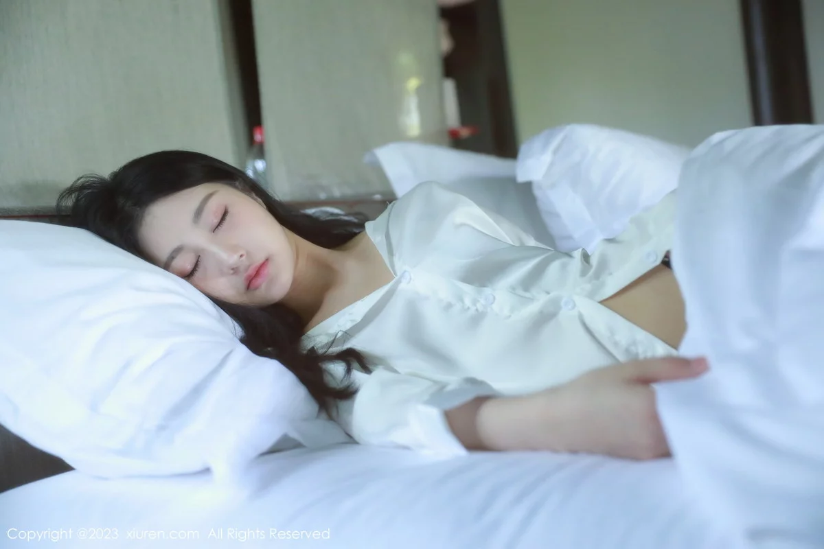 XiuRen第6183期_模特谢晚晚私房床上脱性感白T秀曼妙身姿美轮美奂迷人诱惑写真44P