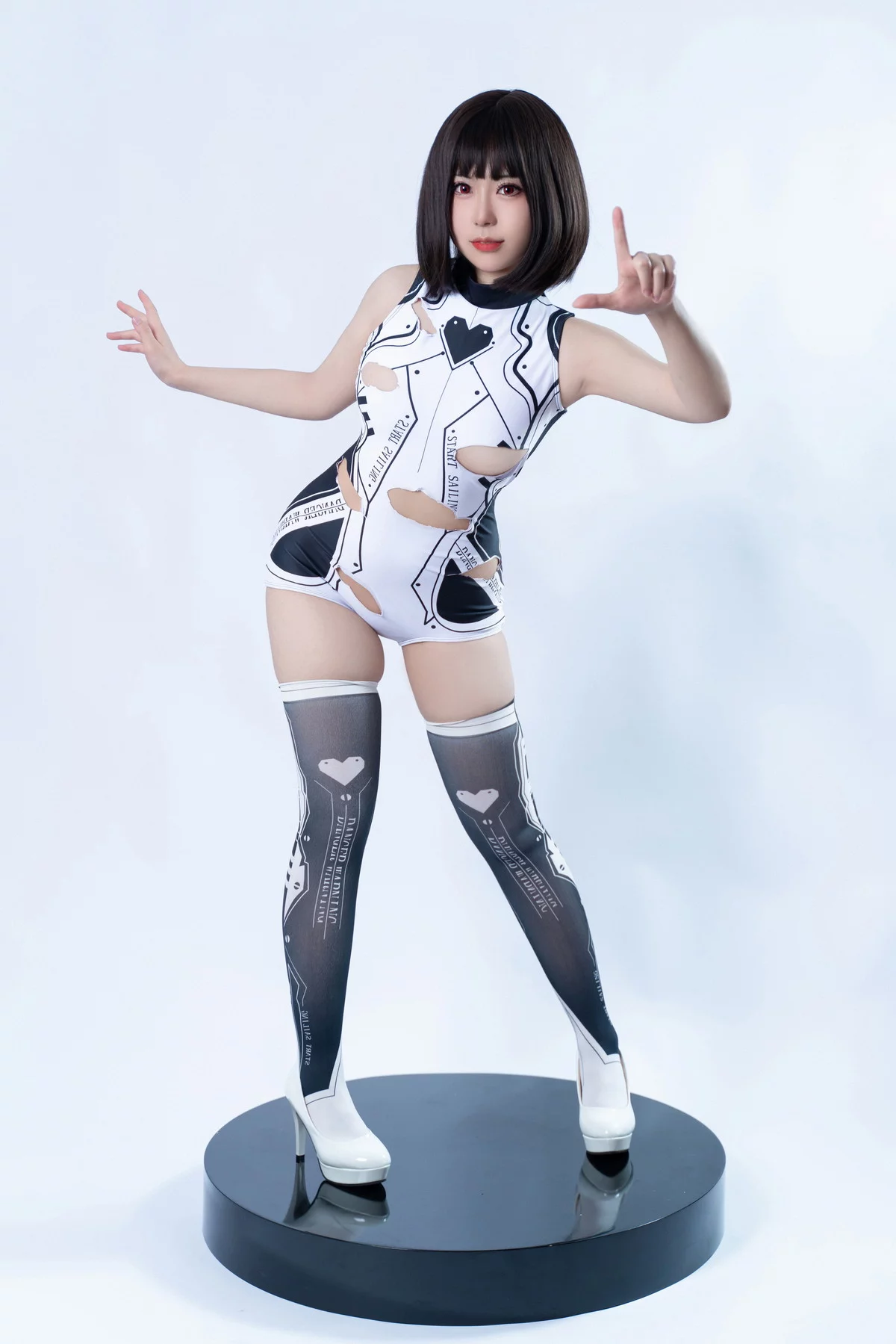 微博美少女虎森森战损死库水主题私房性感破烂死库水露豪乳遮点惹火诱惑写真30P