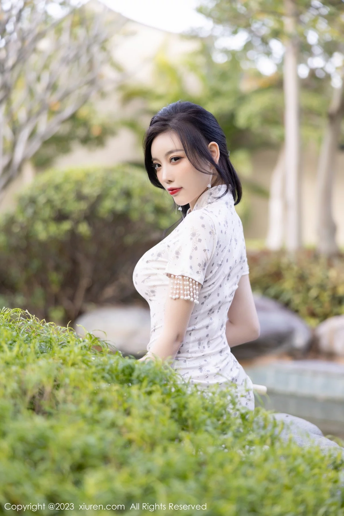 XiuRen第6186期_女神杨晨晨Yome白色带图案旗袍露性感灰色内衣完美诱惑写真86P