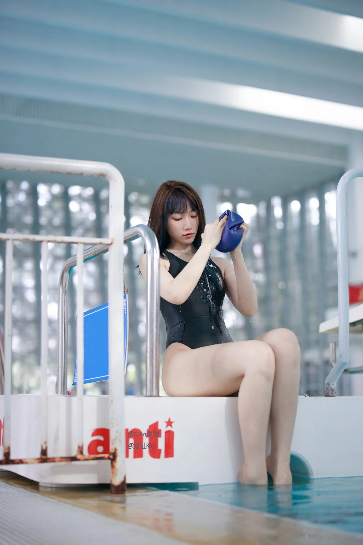 Corer美女Cien恩恩竞泳主题泳池边性感黑色连体泳衣秀曼妙身姿迷人诱惑写真62P