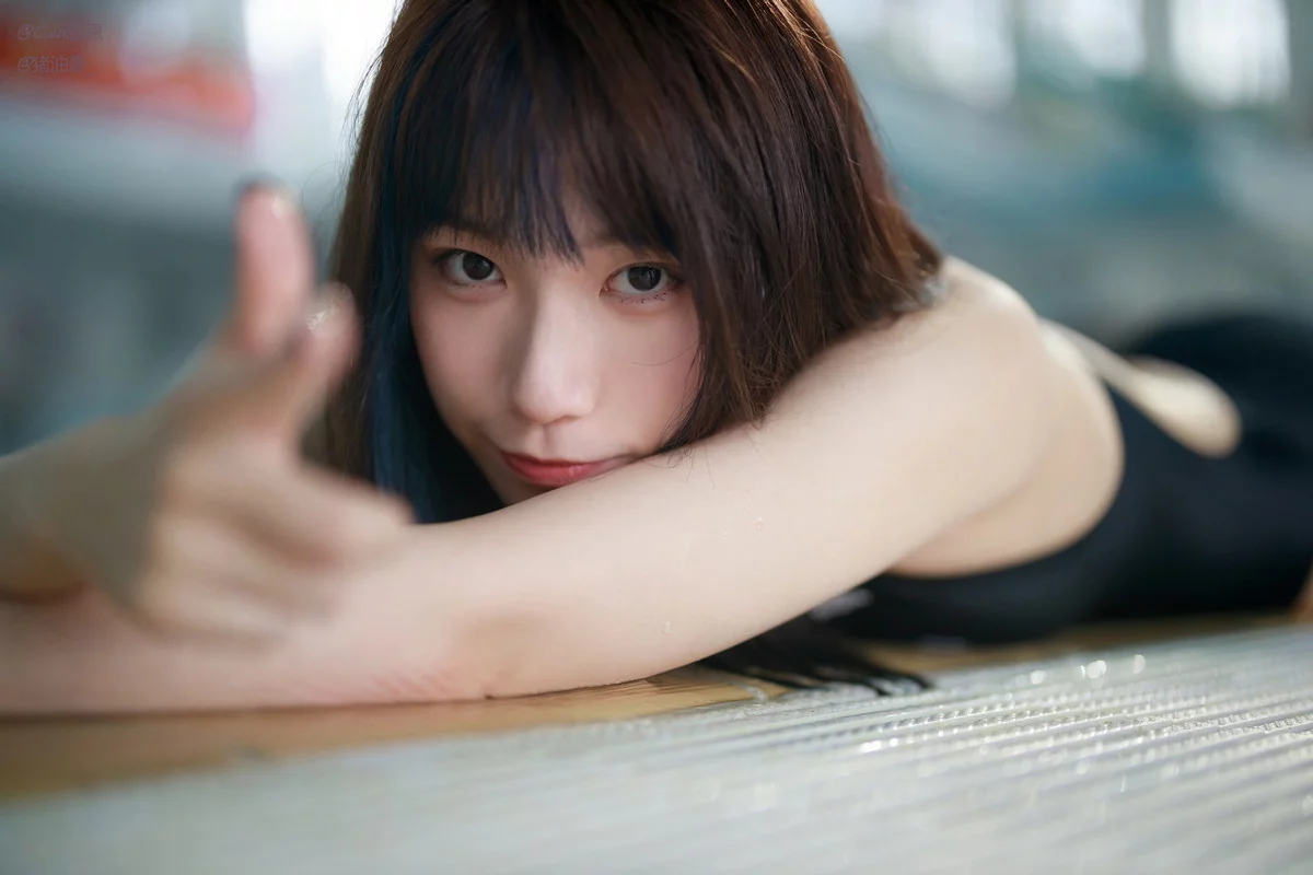 Corer美女Cien恩恩竞泳主题泳池边性感黑色连体泳衣秀曼妙身姿迷人诱惑写真62P