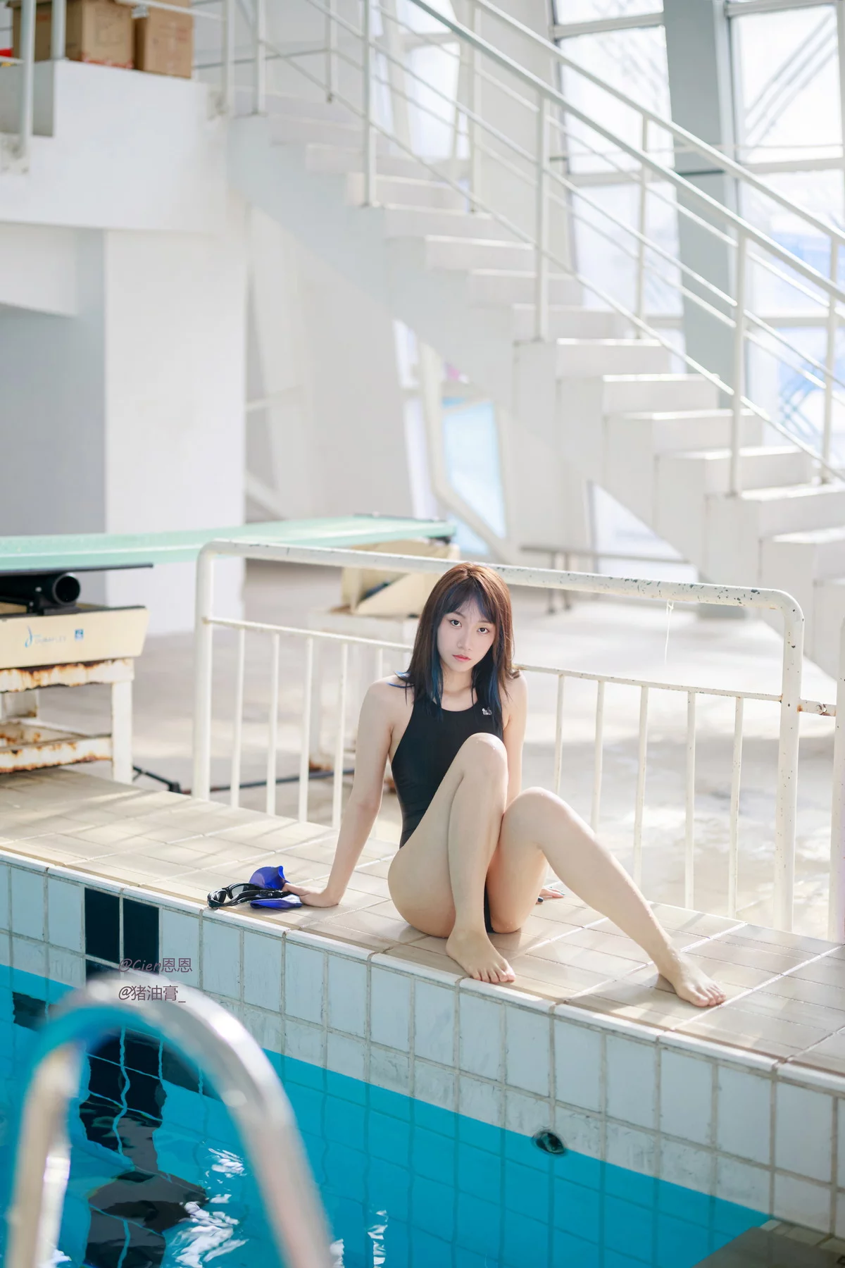 Corer美女Cien恩恩竞泳主题泳池边性感黑色连体泳衣秀曼妙身姿迷人诱惑写真62P