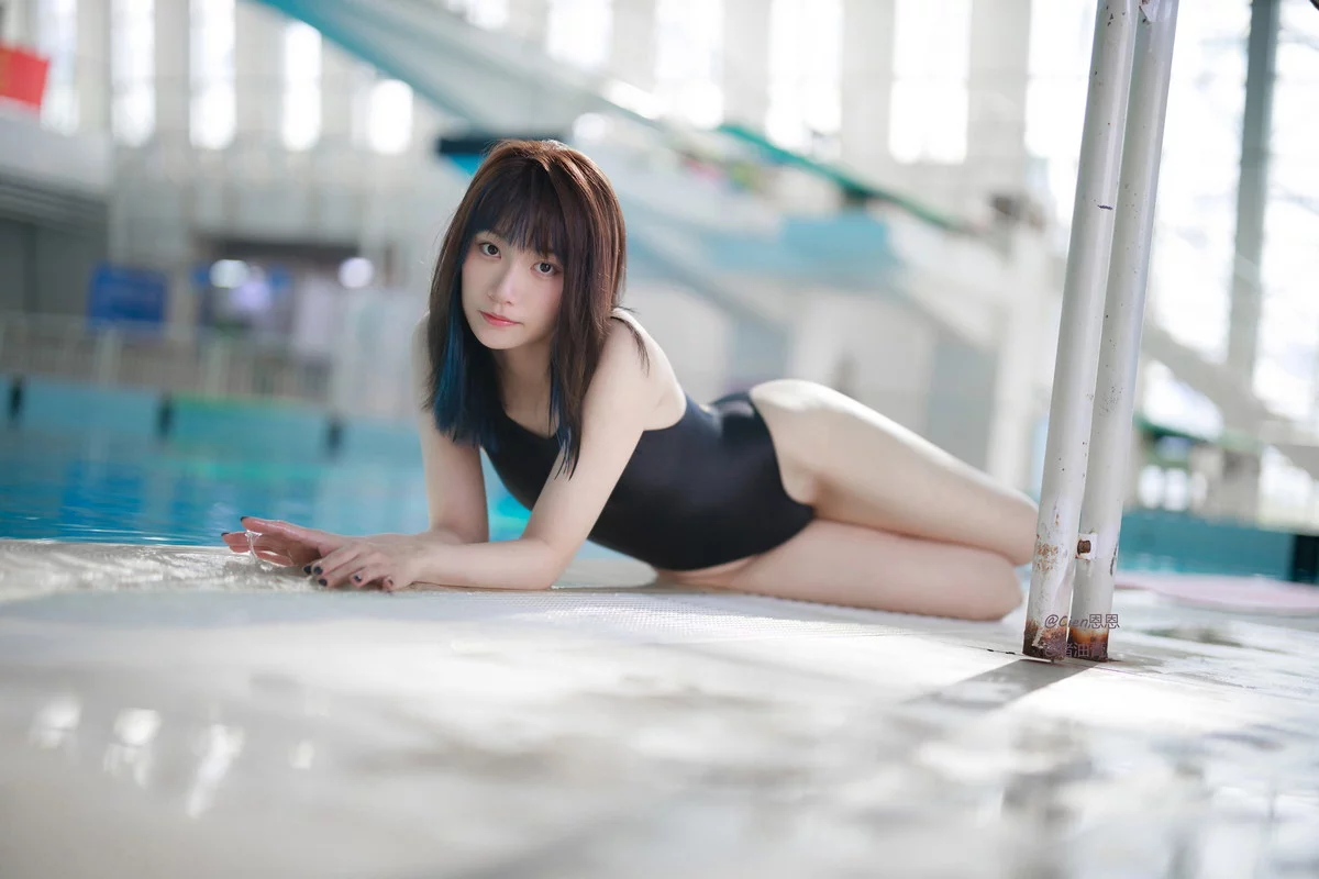 Corer美女Cien恩恩竞泳主题泳池边性感黑色连体泳衣秀曼妙身姿迷人诱惑写真62P