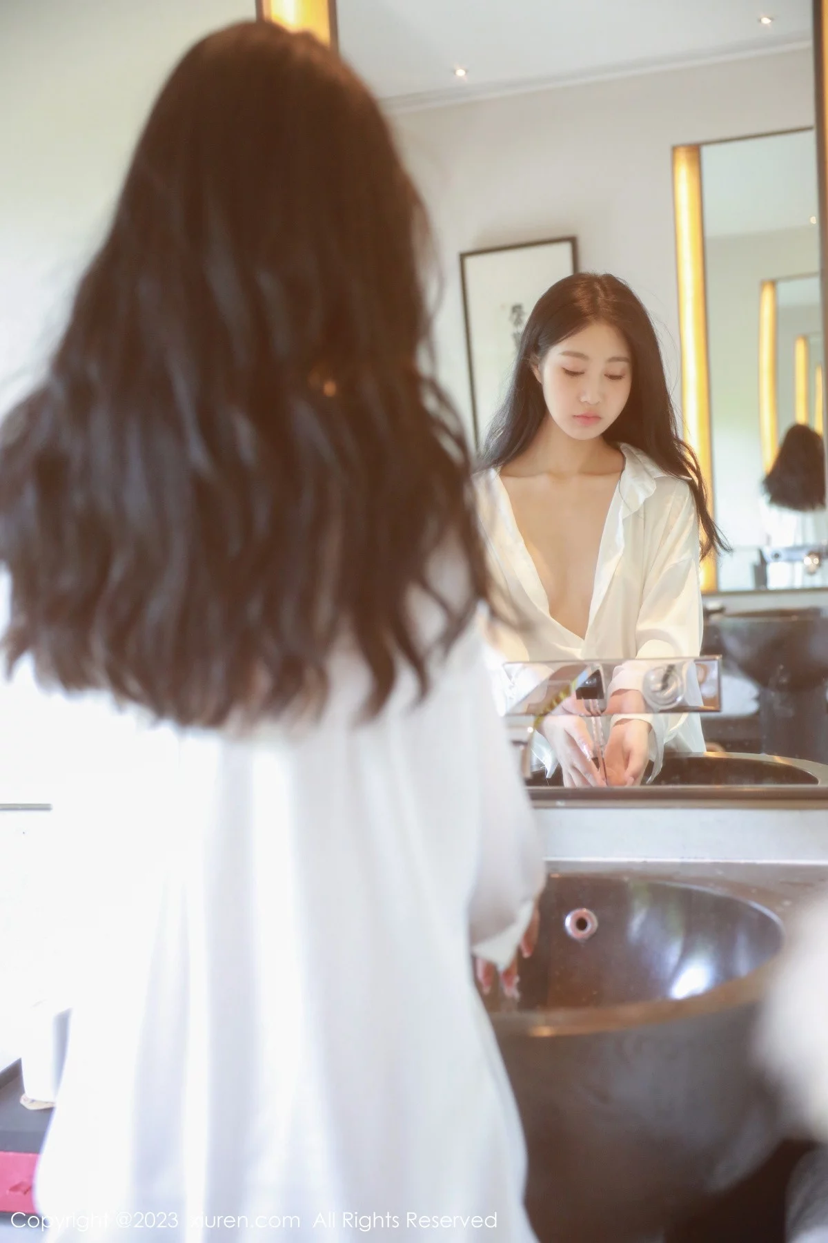XiuRen第6183期_模特谢晚晚私房床上脱性感白T秀曼妙身姿美轮美奂迷人诱惑写真44P