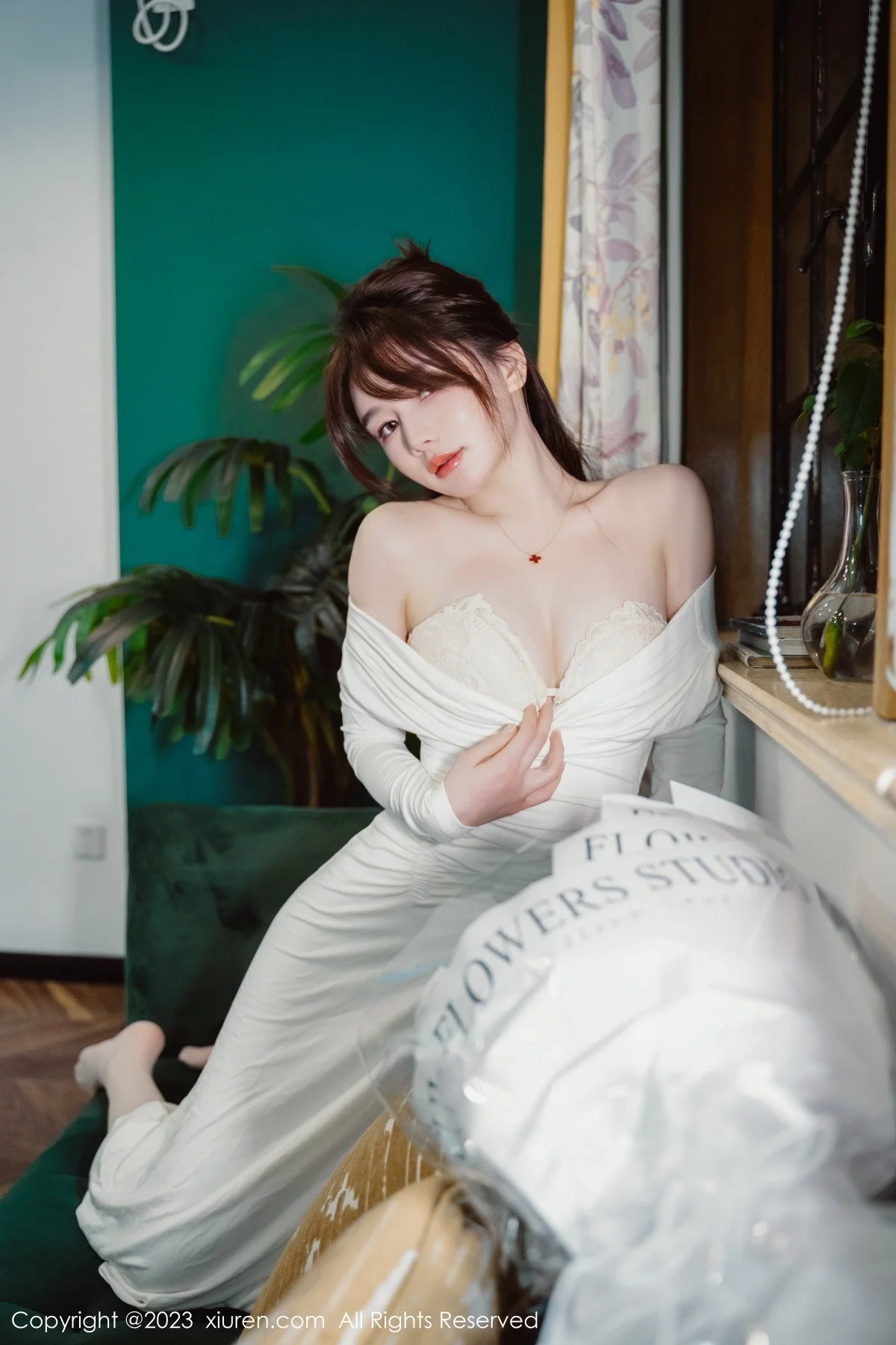 XiuRen第6182期_模特婠婠么脱白色连衣长裙露蕾丝内衣配开档白丝迷人诱惑写真79P