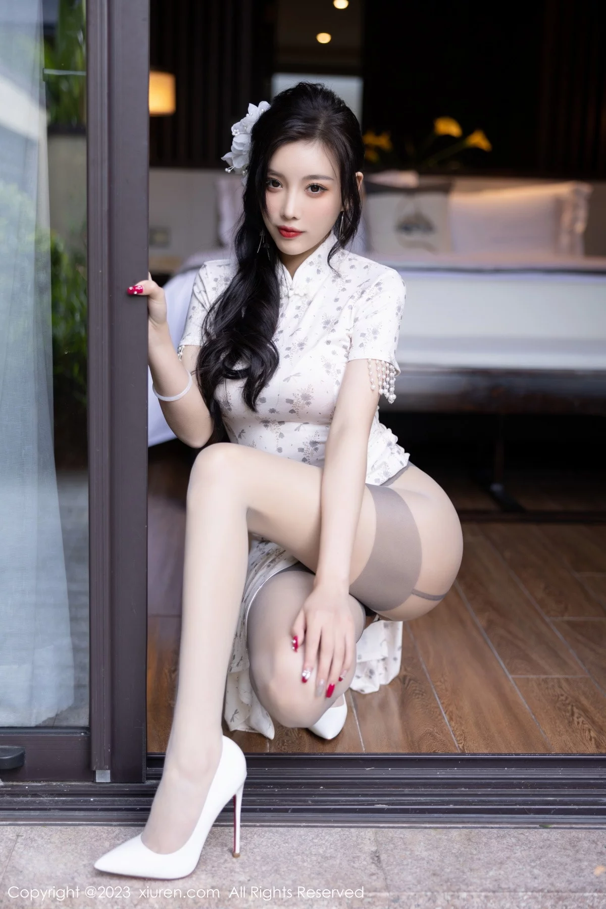 XiuRen第6186期_女神杨晨晨Yome白色带图案旗袍露性感灰色内衣完美诱惑写真86P