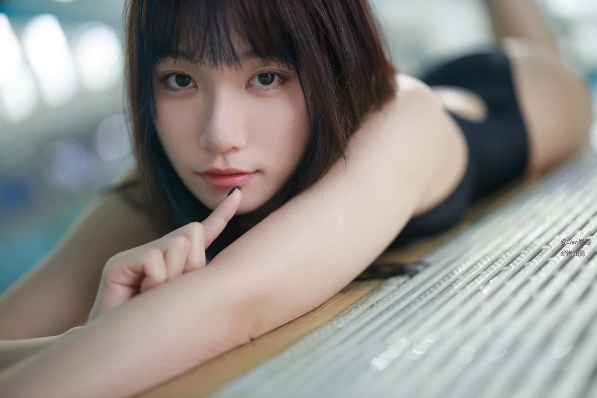 Corer美女Cien恩恩竞泳主题泳池边性感黑色连体泳衣秀曼妙身姿迷人诱惑写真62P