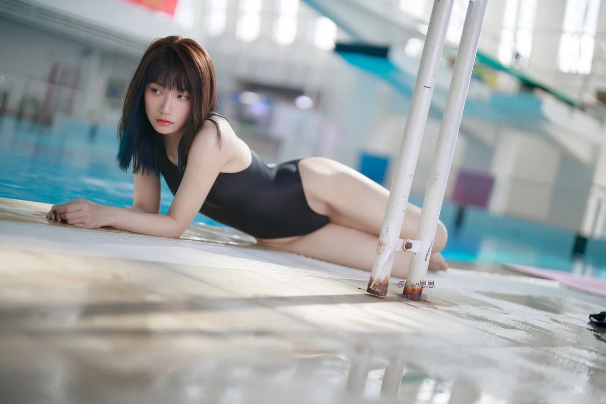Corer美女Cien恩恩竞泳主题泳池边性感黑色连体泳衣秀曼妙身姿迷人诱惑写真62P