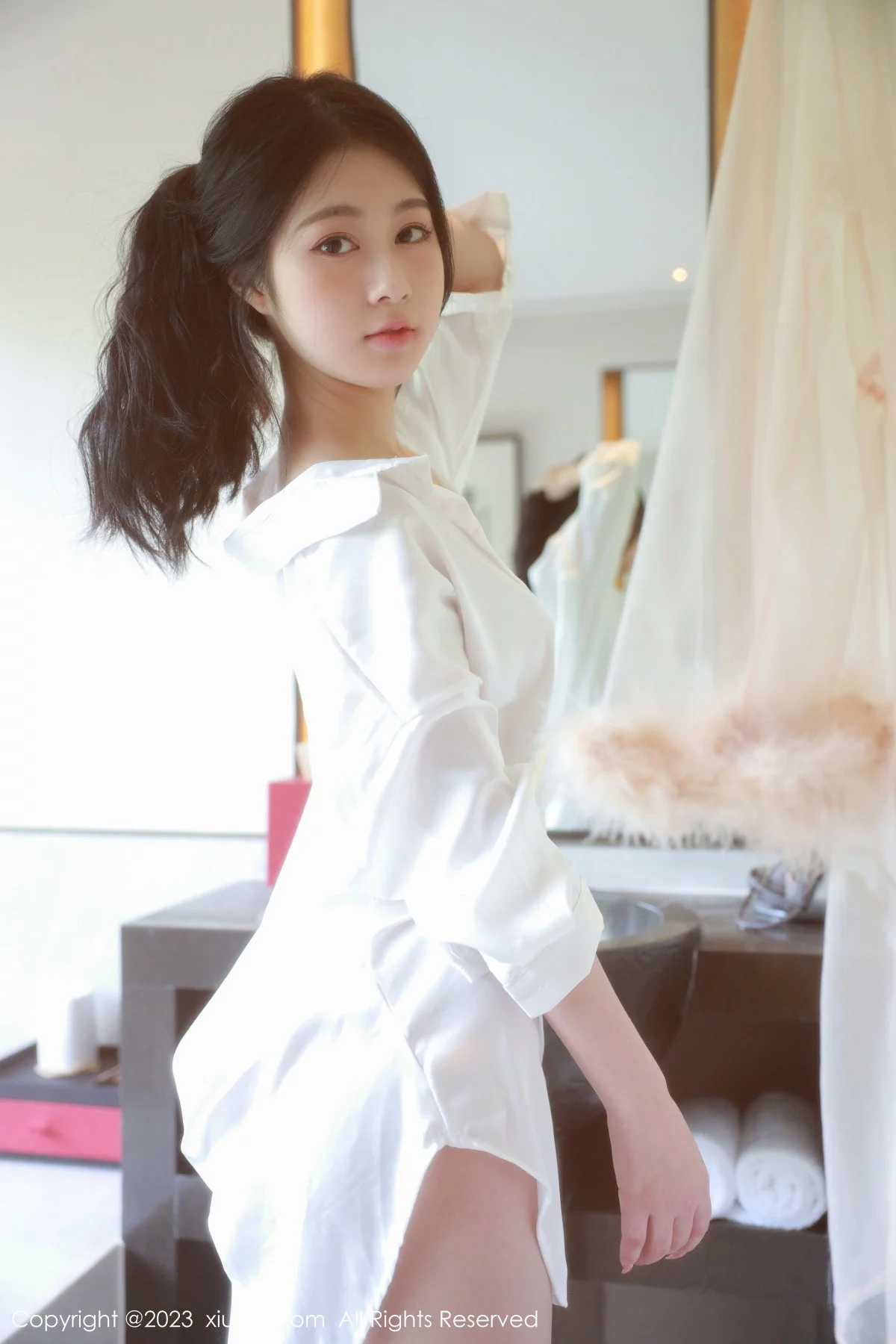 XiuRen第6183期_模特谢晚晚私房床上脱性感白T秀曼妙身姿美轮美奂迷人诱惑写真44P