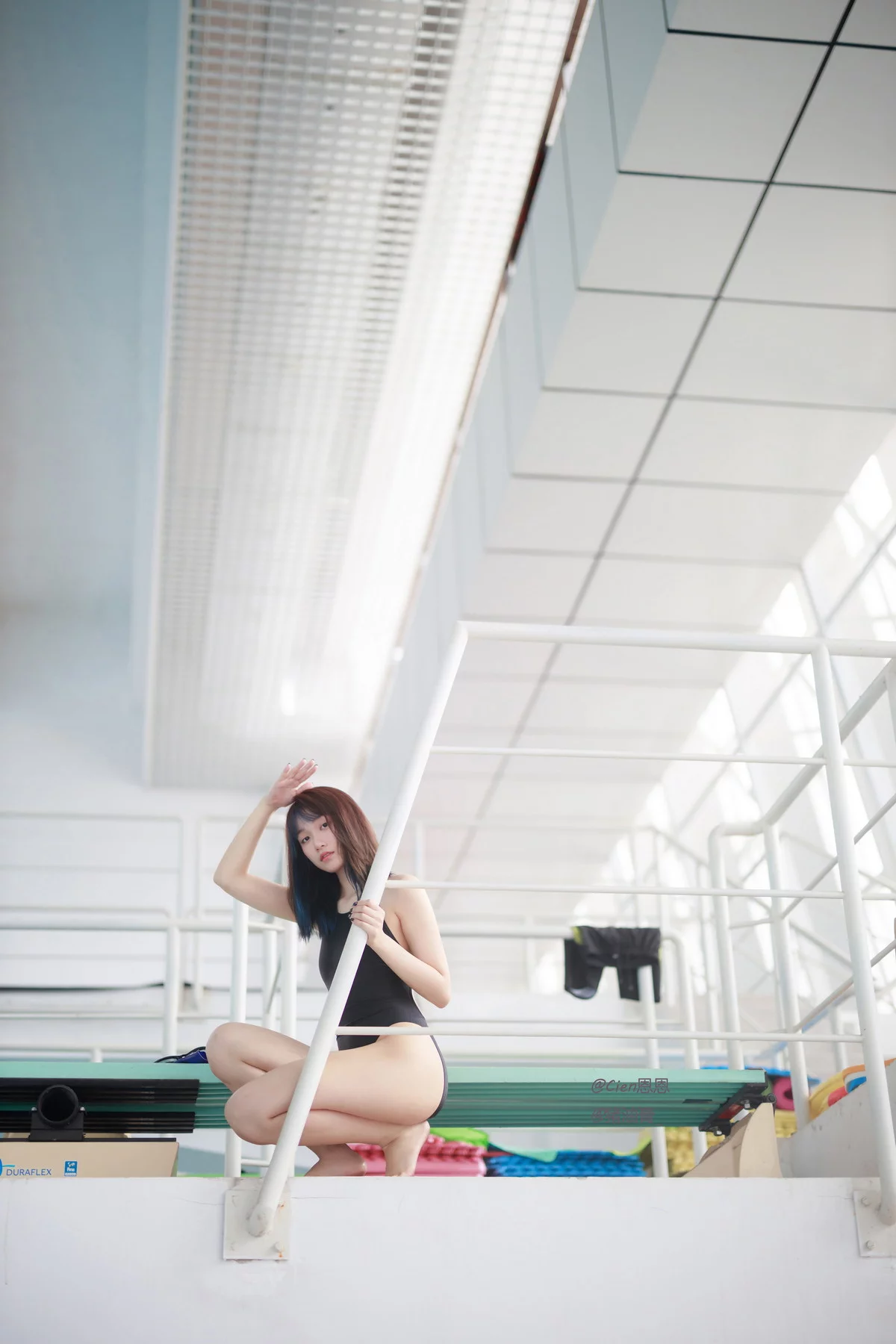Corer美女Cien恩恩竞泳主题泳池边性感黑色连体泳衣秀曼妙身姿迷人诱惑写真62P