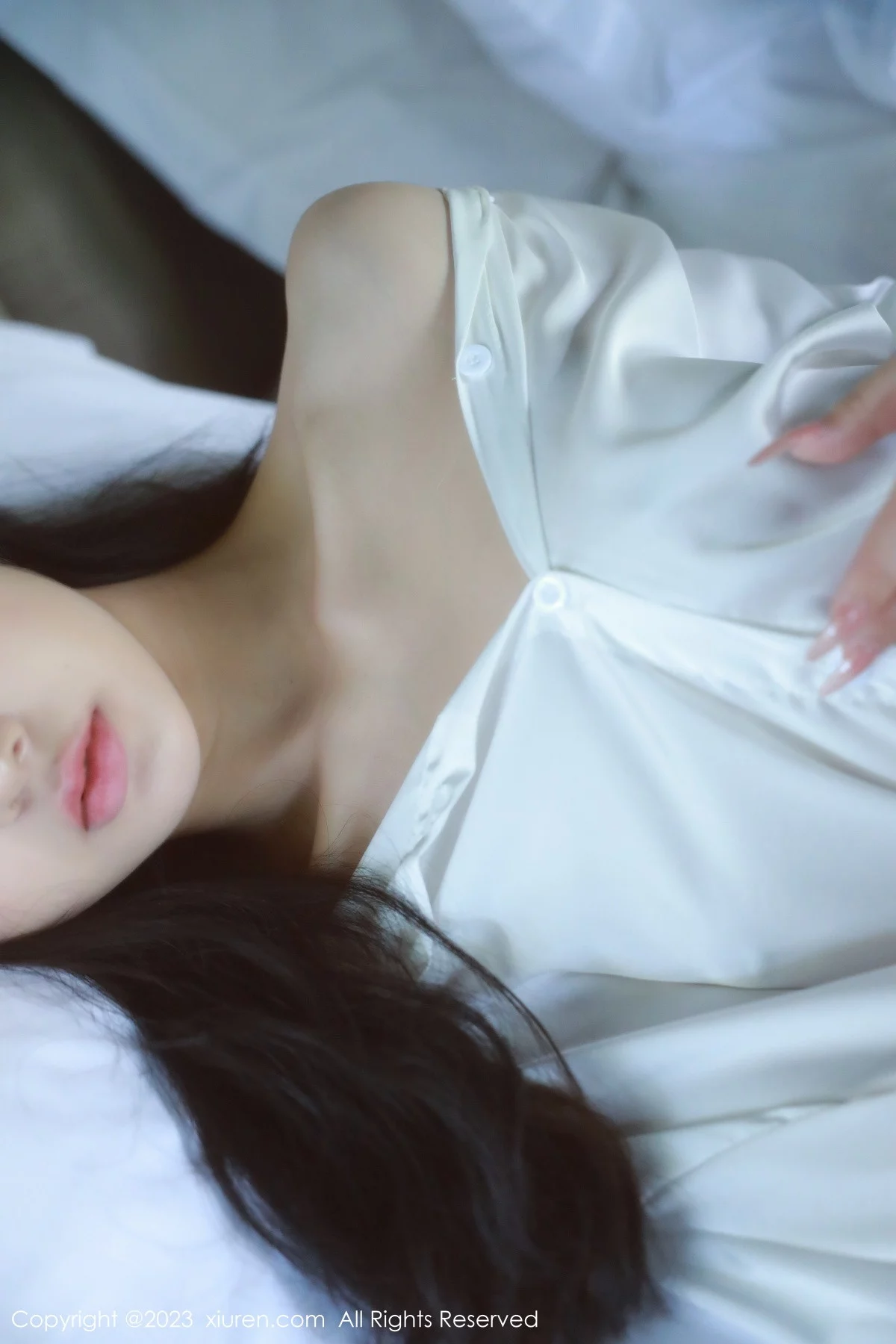XiuRen第6183期_模特谢晚晚私房床上脱性感白T秀曼妙身姿美轮美奂迷人诱惑写真44P