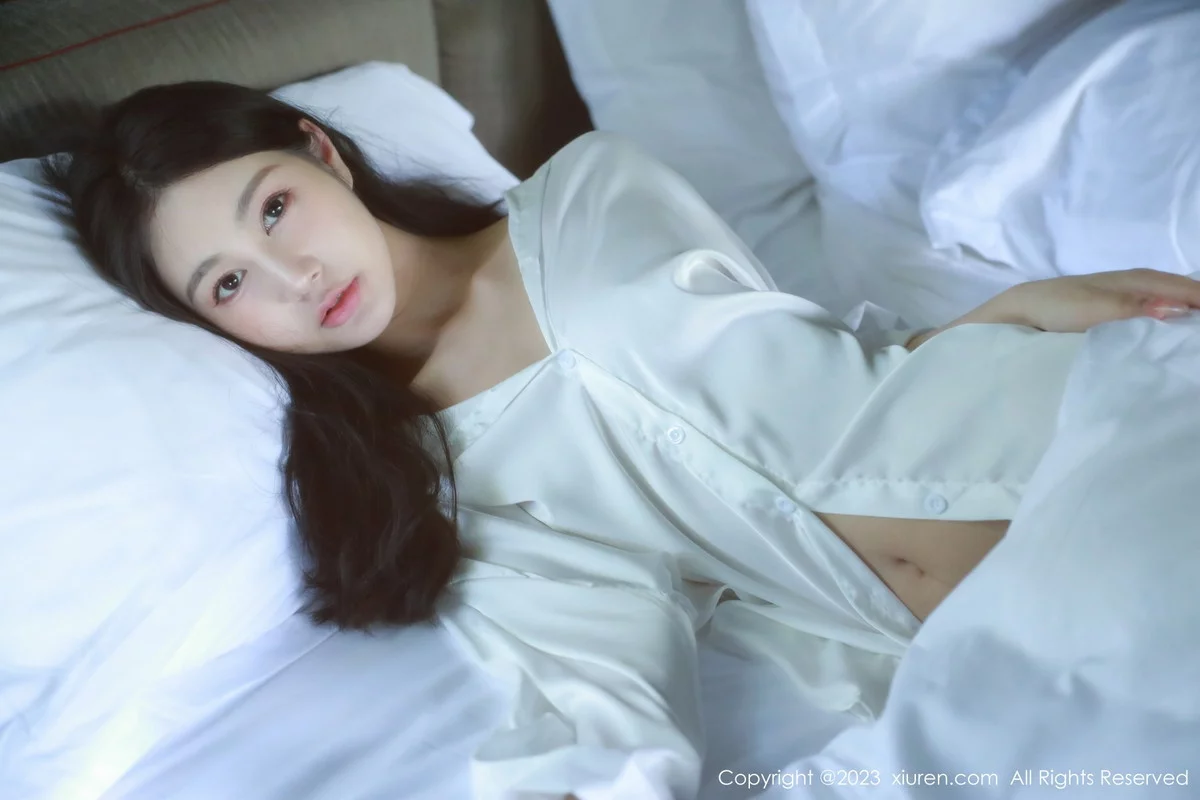 XiuRen第6183期_模特谢晚晚私房床上脱性感白T秀曼妙身姿美轮美奂迷人诱惑写真44P