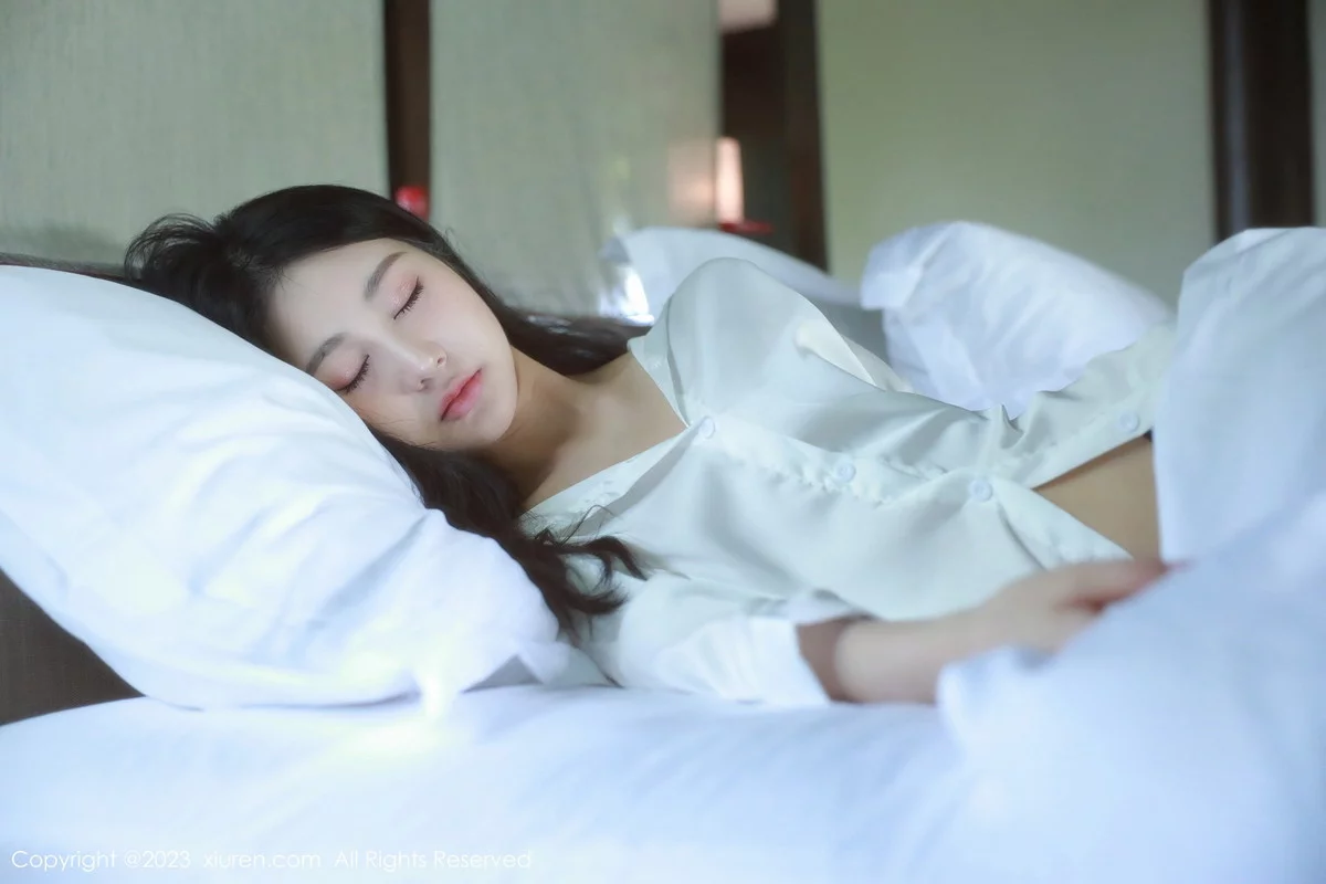 XiuRen第6183期_模特谢晚晚私房床上脱性感白T秀曼妙身姿美轮美奂迷人诱惑写真44P
