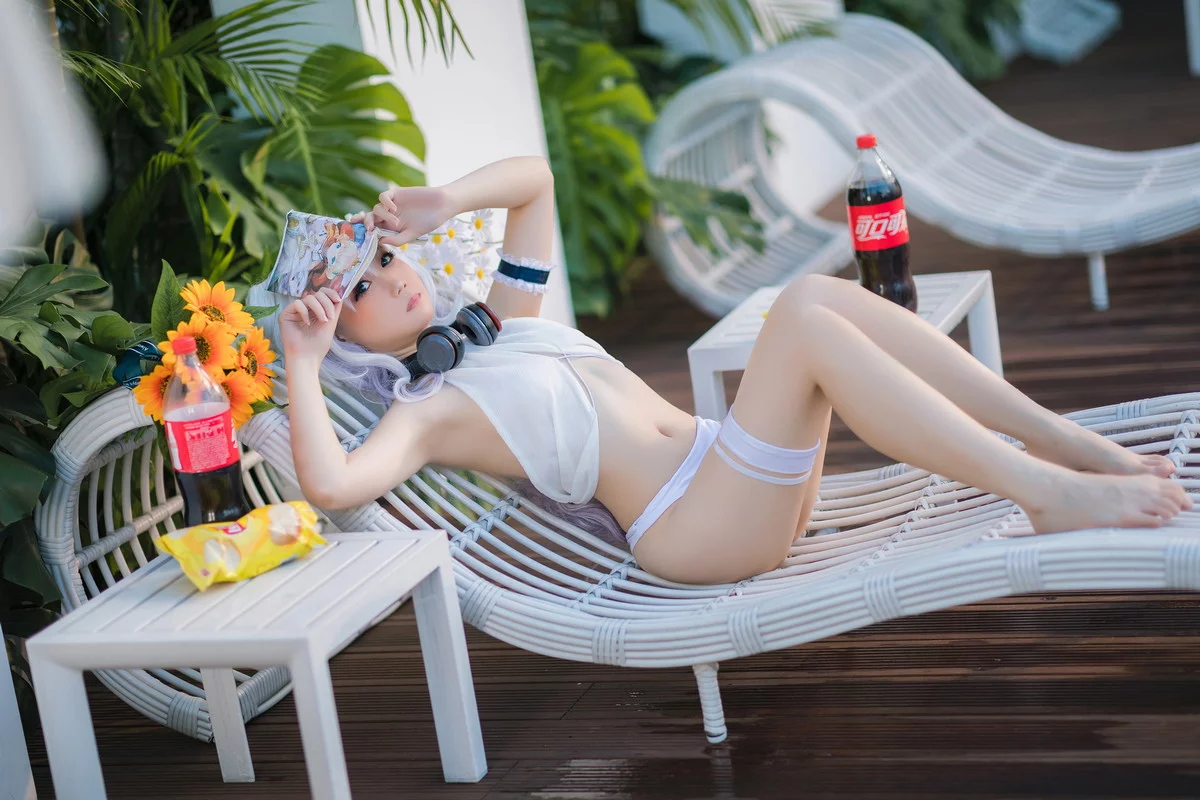 网络美女焖焖碳恶毒泳衣主题泳池边沙滩上性感白色泳衣秀完美身材迷人写真37P