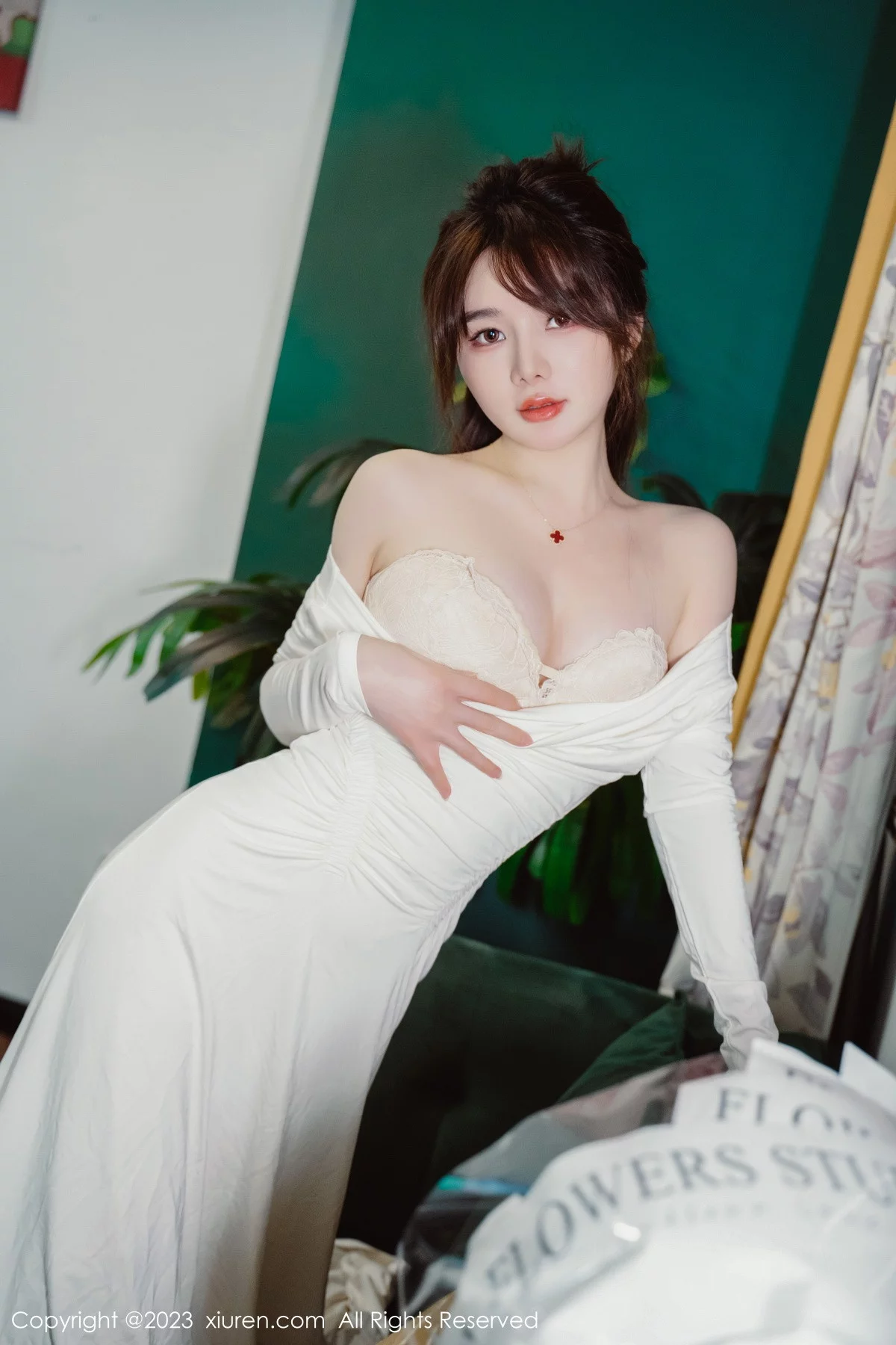 XiuRen第6182期_模特婠婠么脱白色连衣长裙露蕾丝内衣配开档白丝迷人诱惑写真79P