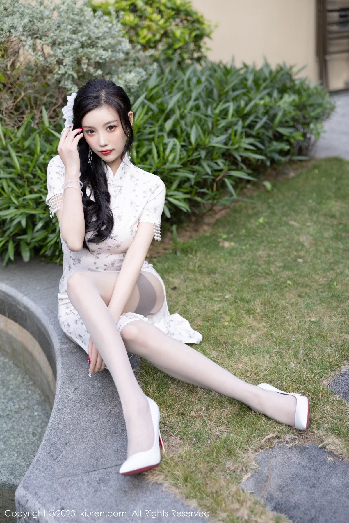 XiuRen第6186期_女神杨晨晨Yome白色带图案旗袍露性感灰色内衣完美诱惑写真86P