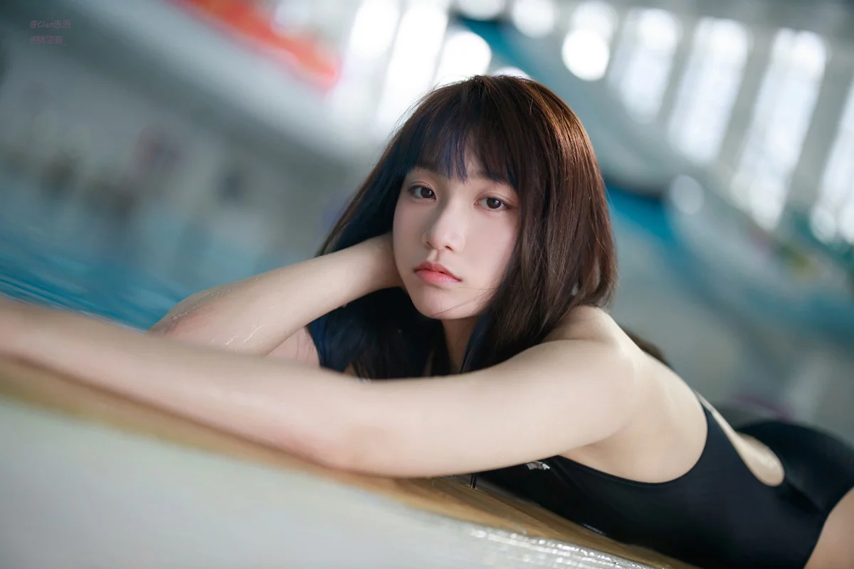 Corer美女Cien恩恩竞泳主题泳池边性感黑色连体泳衣秀曼妙身姿迷人诱惑写真62P