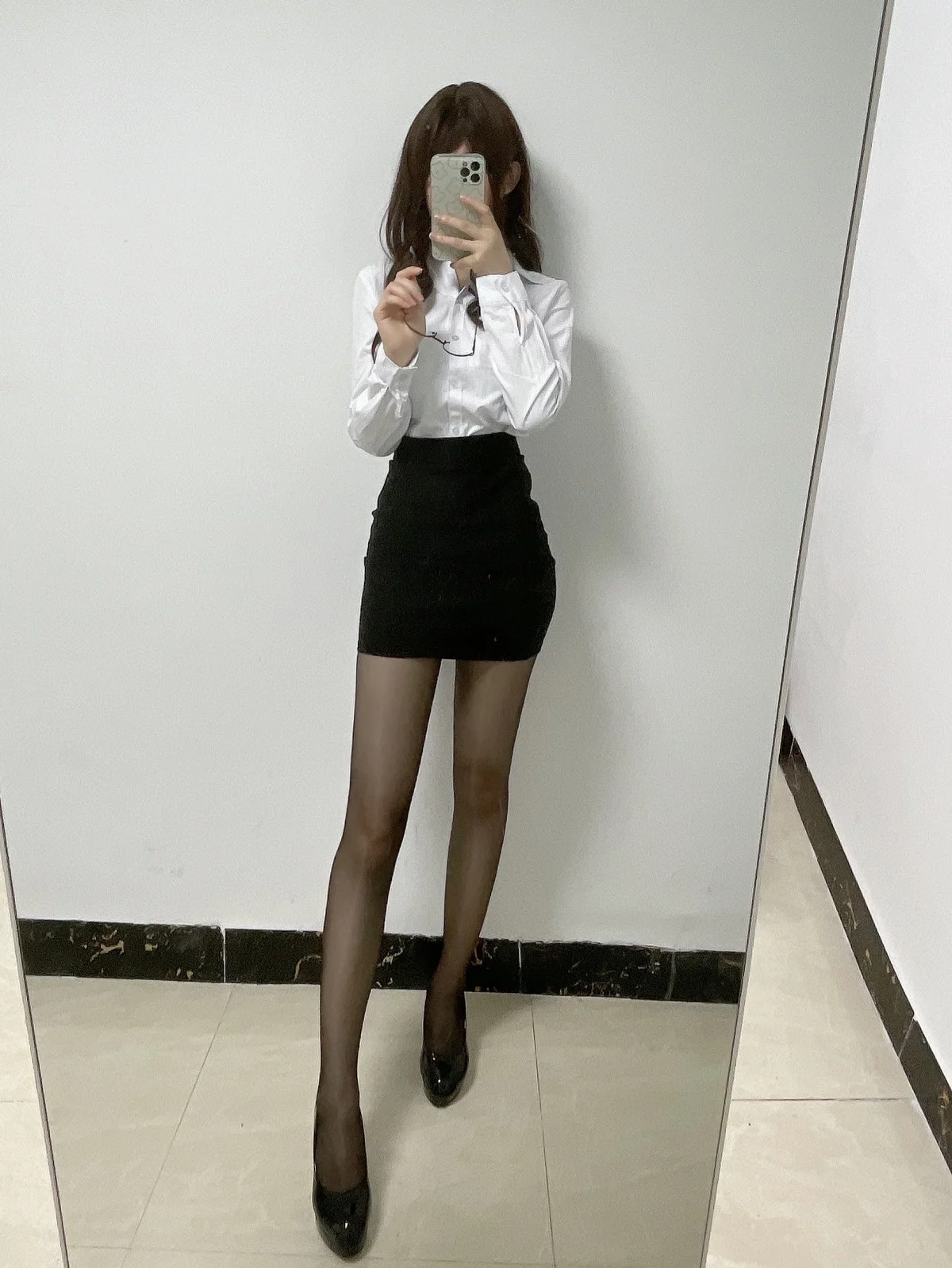 网络美女Coser衣衣OL制服主题性感白衬衫配黑色短裙露超薄黑丝迷人诱惑写真26P